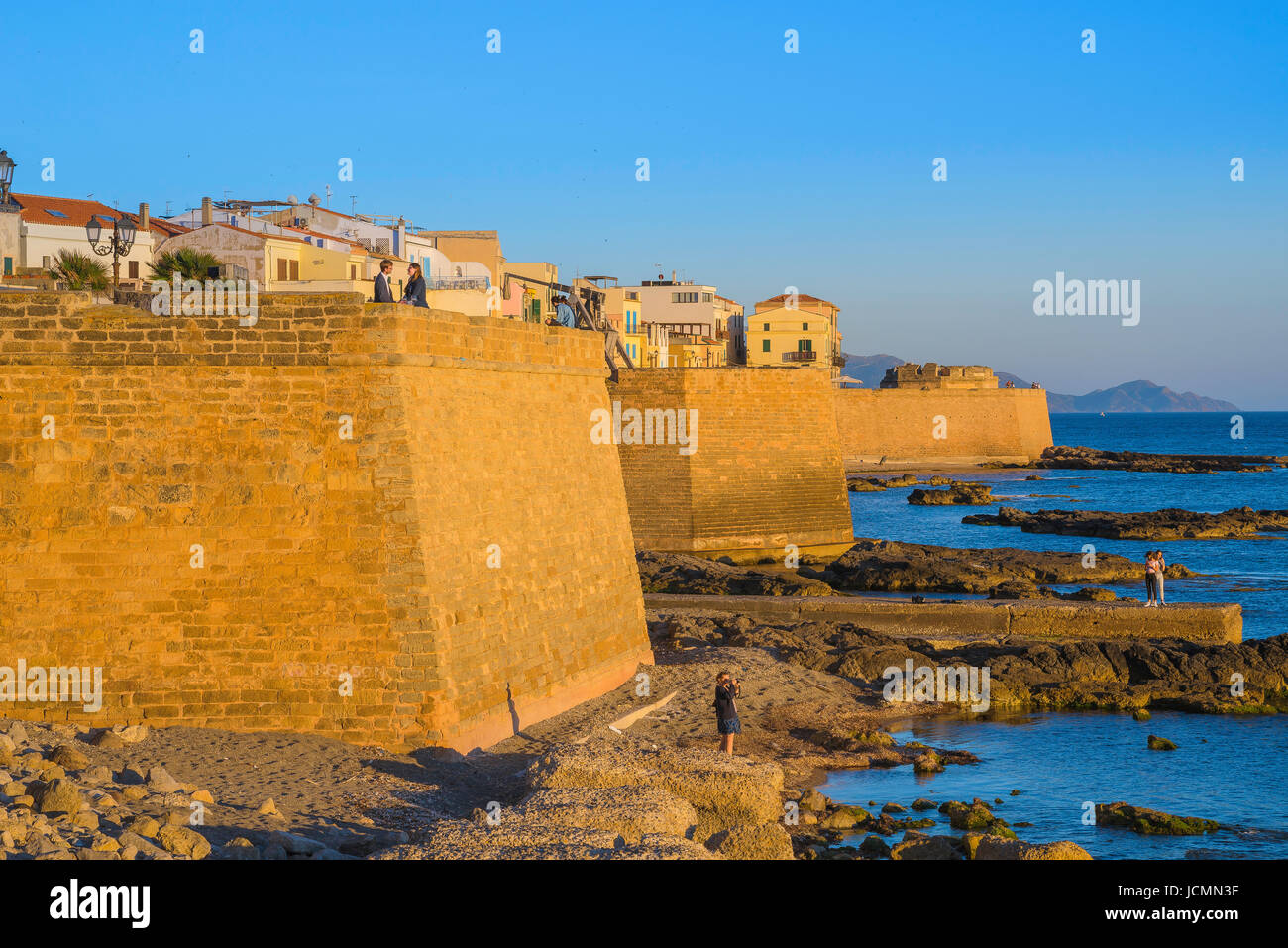 Alghero Sardaigne wall, vue de l'immense digue -ou bastions - datant du 14e siècle sur le côté ouest d'Alghero dans le nord de la Sardaigne. Banque D'Images