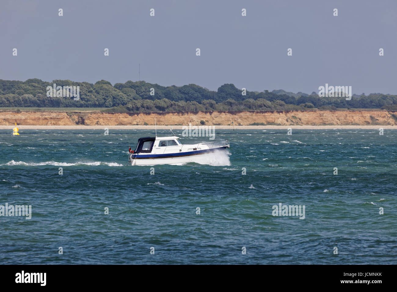 Un bateau à moteur laisse place à Southampton Water Banque D'Images
