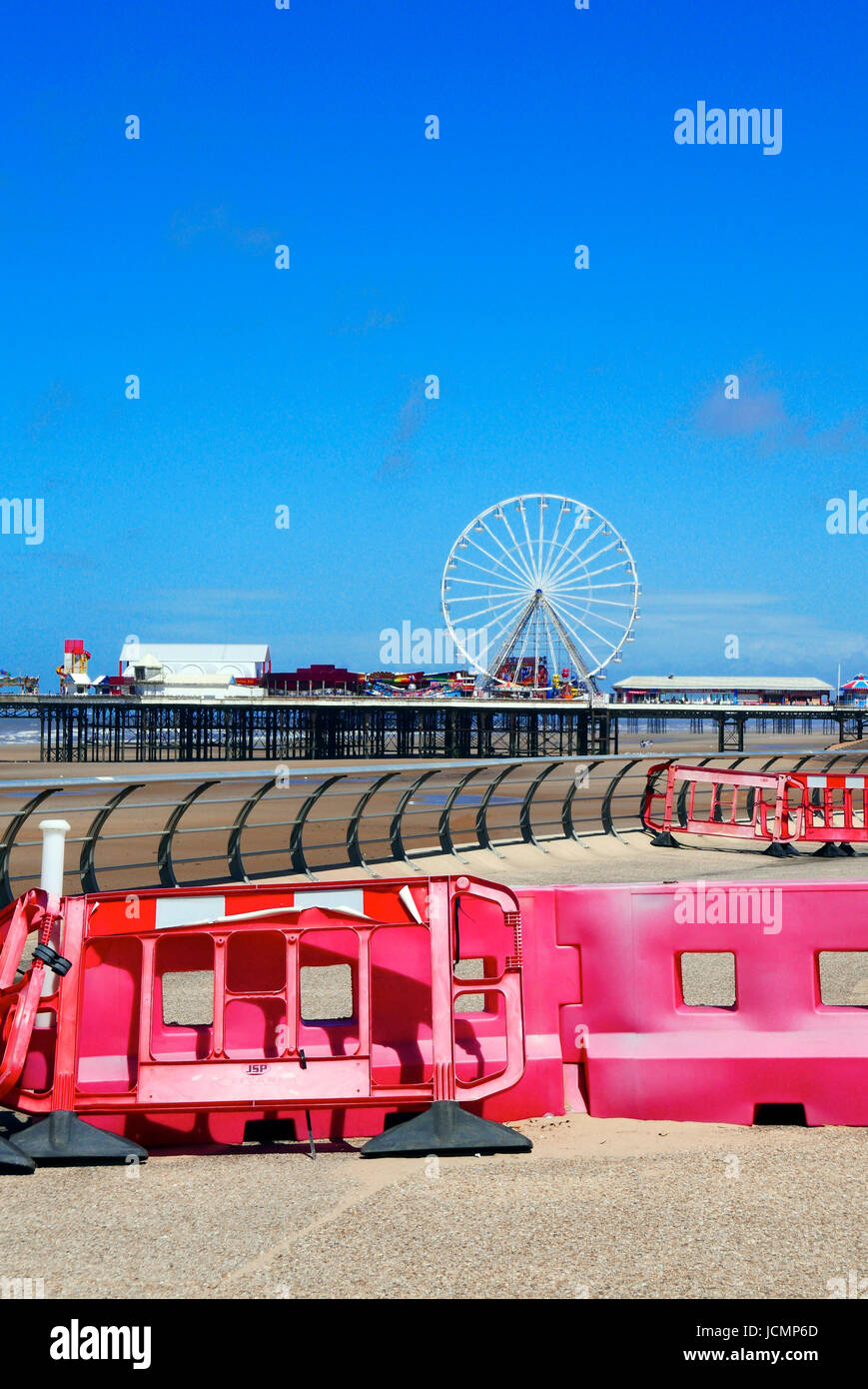 Les barrières routières en plastique rouge en face de la grande roue sur Central Pier, Blackpool Lancashire,,UK Banque D'Images