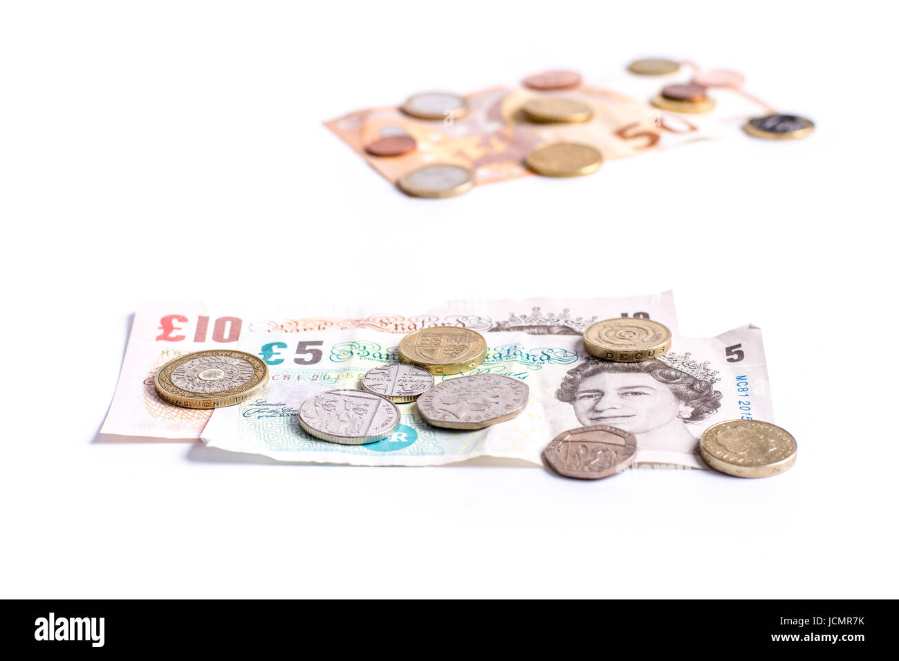 Livre britannique et des billets et pièces et billets en euros isolé sur fond blanc Banque D'Images