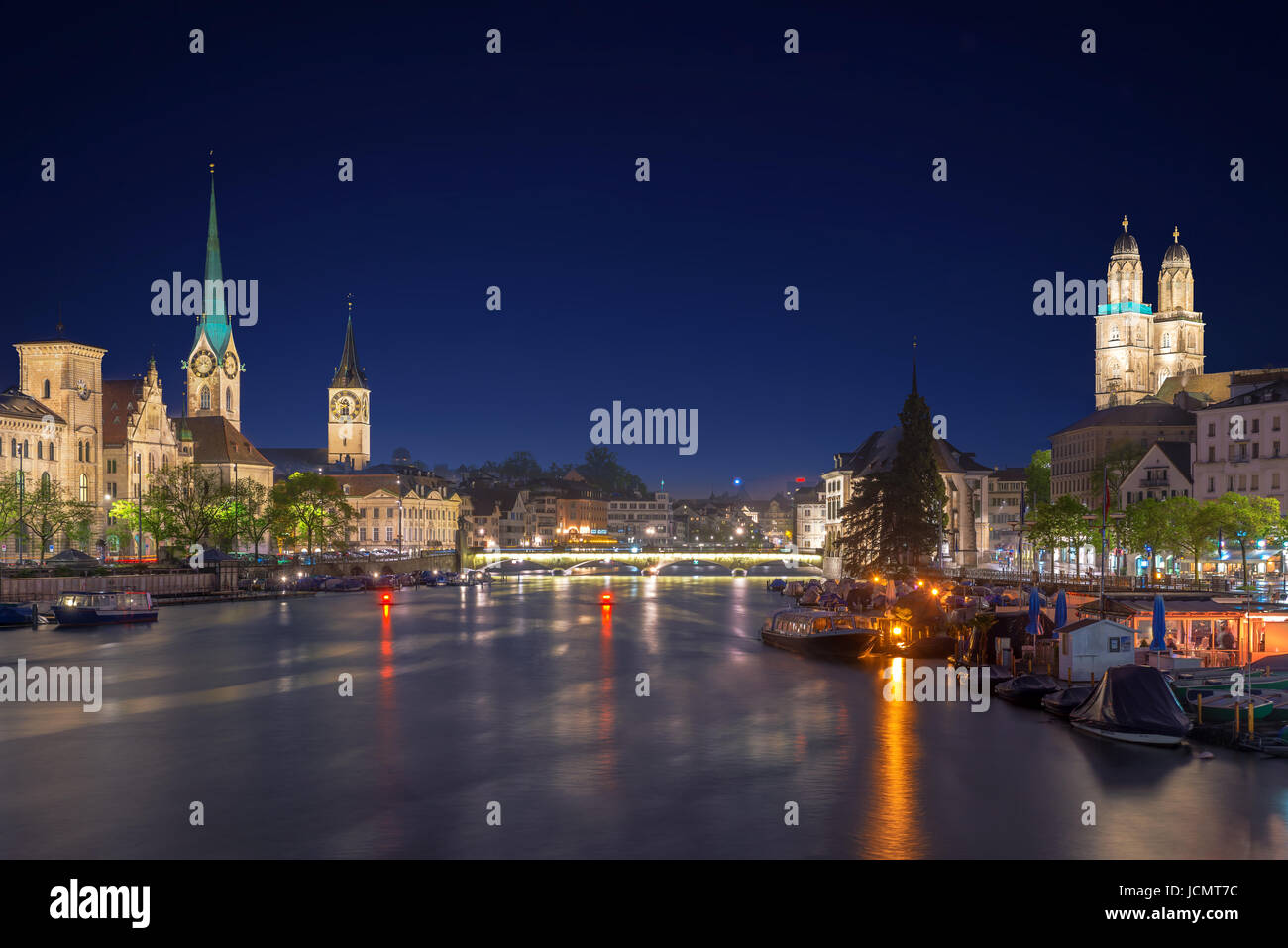 Vue panoramique du centre-ville historique avec sa célèbre église Fraumunster et rivière Limmat au lac de Zurich , au crépuscule, Canton de Zurich, Switzerl Banque D'Images