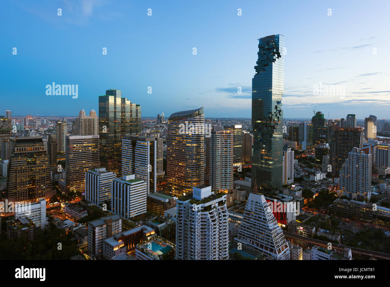 Haut de Bangkok bâtiment moderne dans quartier d'affaires de Bangkok City skyline, au crépuscule, avec la Thaïlande. Banque D'Images