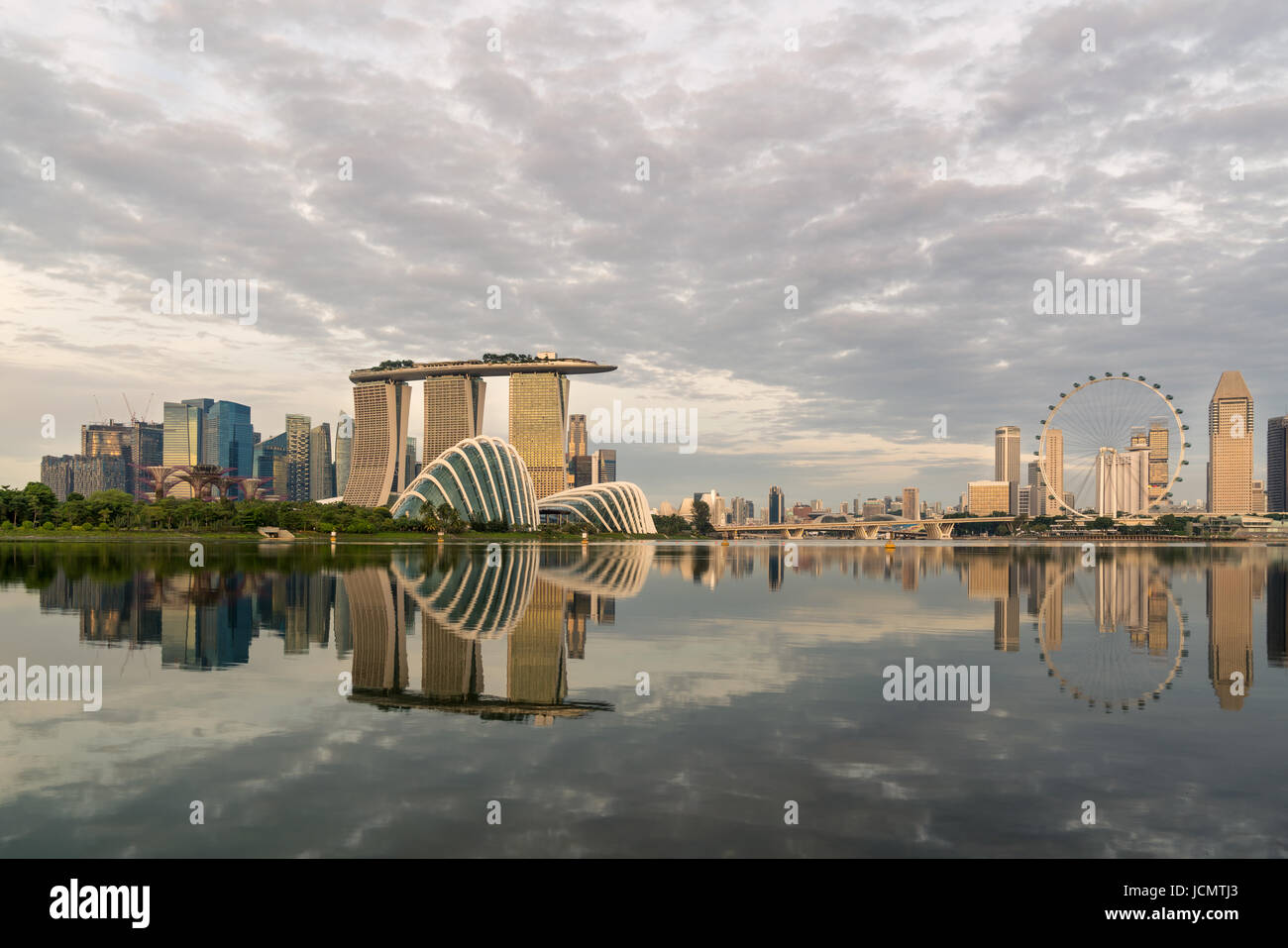 Singapour, Singapour Marina Bay au matin, avec la réflexion de Singapour Banque D'Images