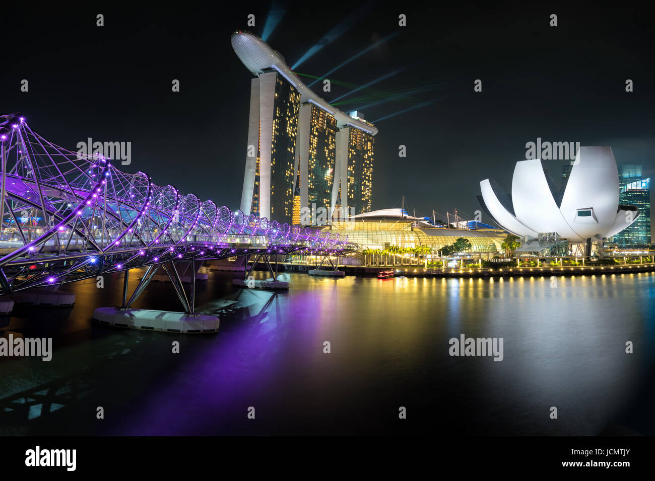 Singapour, Singapour Marina Bay dans la nuit, la ville de Singapour avec light show. Banque D'Images