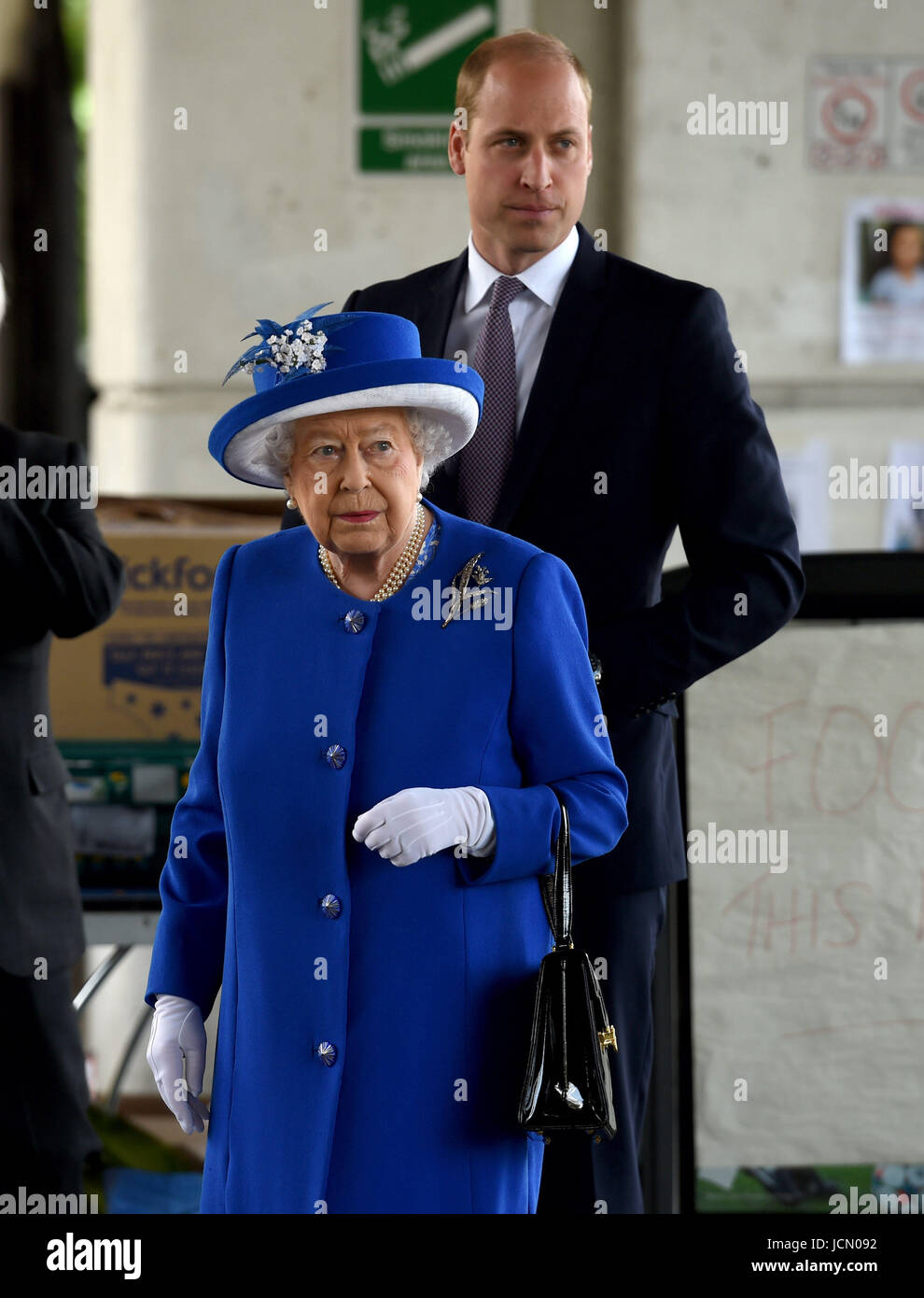 La reine Elizabeth II et le duc de Cambridge arrivent à rencontrer les membres de la communauté touchée par l'incendie de la tour de Grenfell, dans l'ouest de Londres au cours d'une visite à la Westway Sports Centre qui fournit un abri temporaire pour ceux qui sont sans abri dans la catastrophe. Banque D'Images