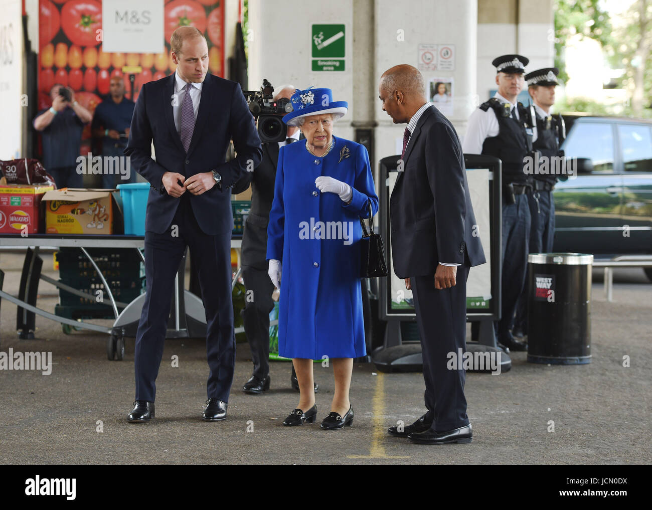 La reine Elizabeth II et le duc de Cambridge arrivent à rencontrer les membres de la communauté touchée par l'incendie de la tour de Grenfell, dans l'ouest de Londres au cours d'une visite à la Westway Sports Centre qui fournit un abri temporaire pour ceux qui sont sans abri dans la catastrophe. Banque D'Images
