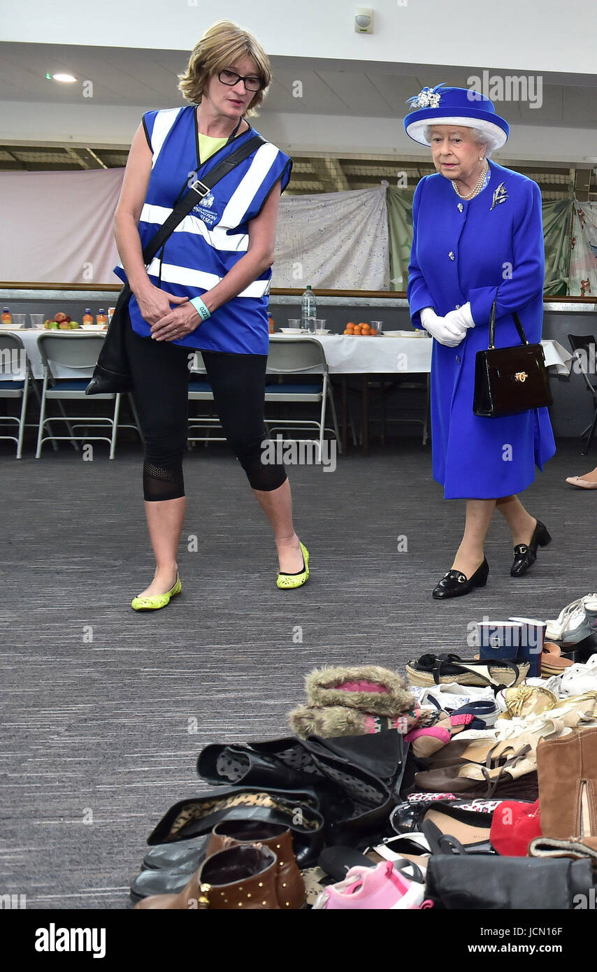 La reine Elizabeth II se penche sur les dons aux membres de la communauté touchée par l'incendie de la tour de Grenfell, dans l'ouest de Londres au cours d'une visite à la Westway Sports Centre qui fournit un abri temporaire pour ceux qui sont sans abri dans la catastrophe. Banque D'Images