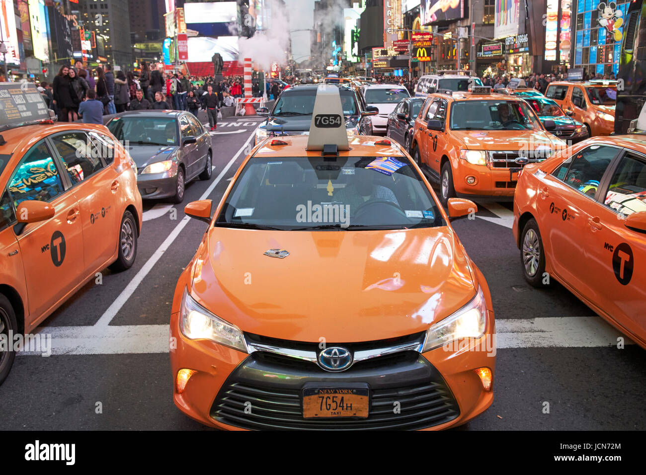 Les taxis jaunes dans la soirée à Times Square New York City USA Banque D'Images