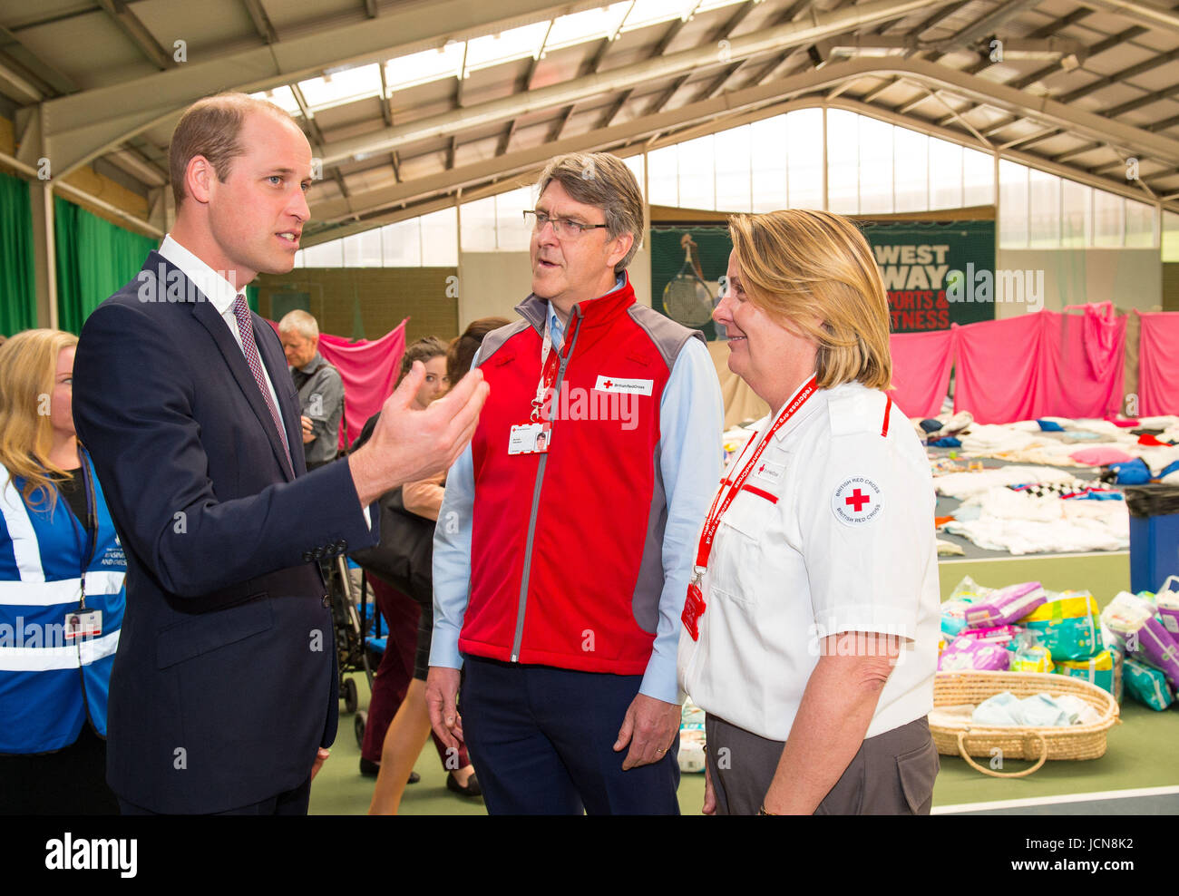 Le duc de Cambridge répond aux chef de l'exécutif de la Croix-Rouge Michael Adamson et volontaire de la Croix Rouge Sue Stratton au cours d'une visite à la Westway Sports Centre, Londres, qui est la fourniture d'abris provisoires pour ceux qui sont sans abri dans la catastrophe de la tour de Grenfell. Banque D'Images