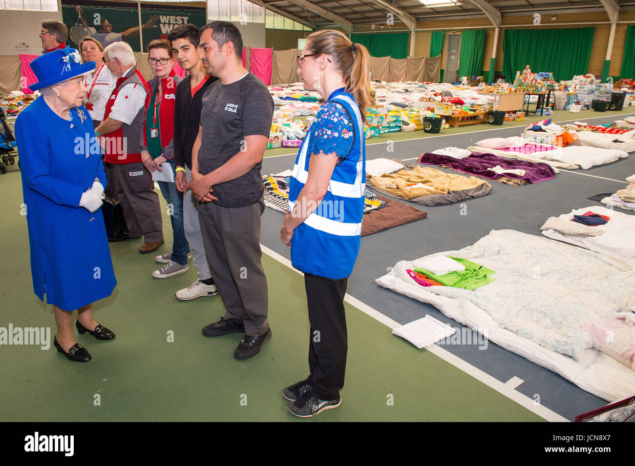 La reine Elizabeth II rencontre des membres de la communauté touchée par l'incendie de la tour de Grenfell, dans l'ouest de Londres au cours d'une visite à la Westway Sports Centre qui fournit un abri temporaire pour ceux qui sont sans abri dans la catastrophe. Banque D'Images