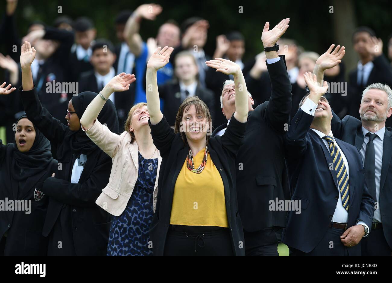 Le député de Yardley, Jess Phillips (au centre), rejoint les élèves de l'école Cockshut Hill à Birmingham pour former une chaîne humaine en forme de cœur et écrire les mots « JO » dans le cadre du week-end « Great Get Together » pour célébrer la vie du député assassiné JO Cox. Banque D'Images