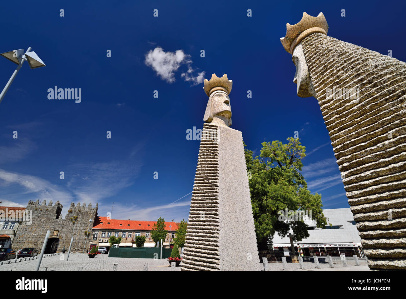 Monument Sculpté en pierre du Roi et de la Reine à l'entrée de Trancoso Banque D'Images