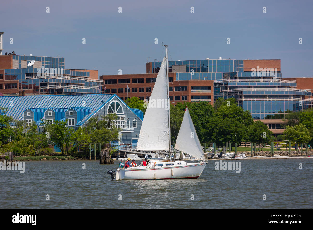 ALEXANDRIA, Virginia, USA - Voilier, Potomac River waterfront, passe par Dee Campbell Centre d'aviron. Banque D'Images