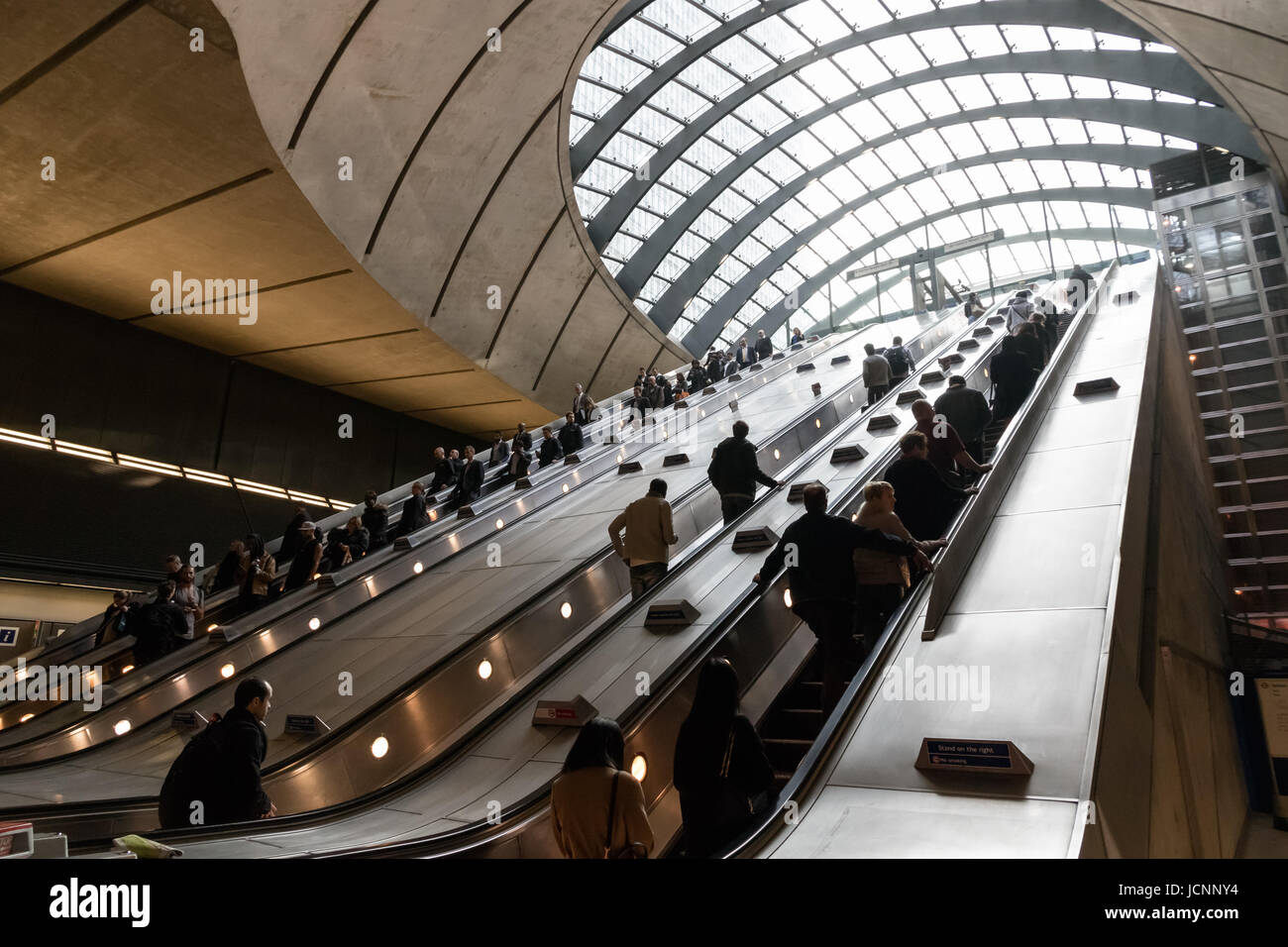 Londres, Royaume-Uni - 27 mars 2017 : la station de métro de Canary Wharf pendant l'heure de pointe avec de nombreux navetteurs Banque D'Images