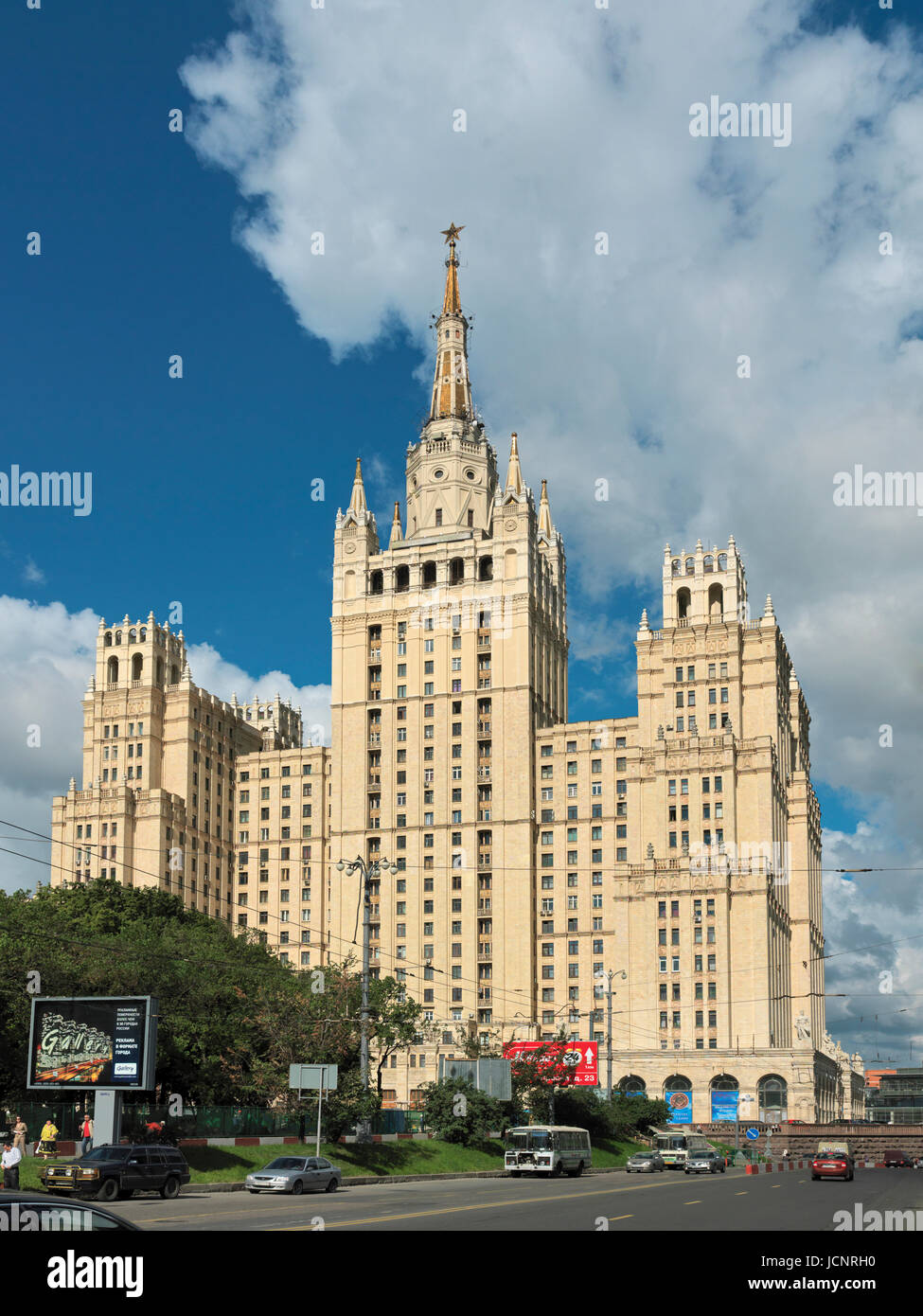 Le bâtiment de Staline - portes rouges, une des sept Sœurs bâtiments, Moscou, Russie, Europe Banque D'Images