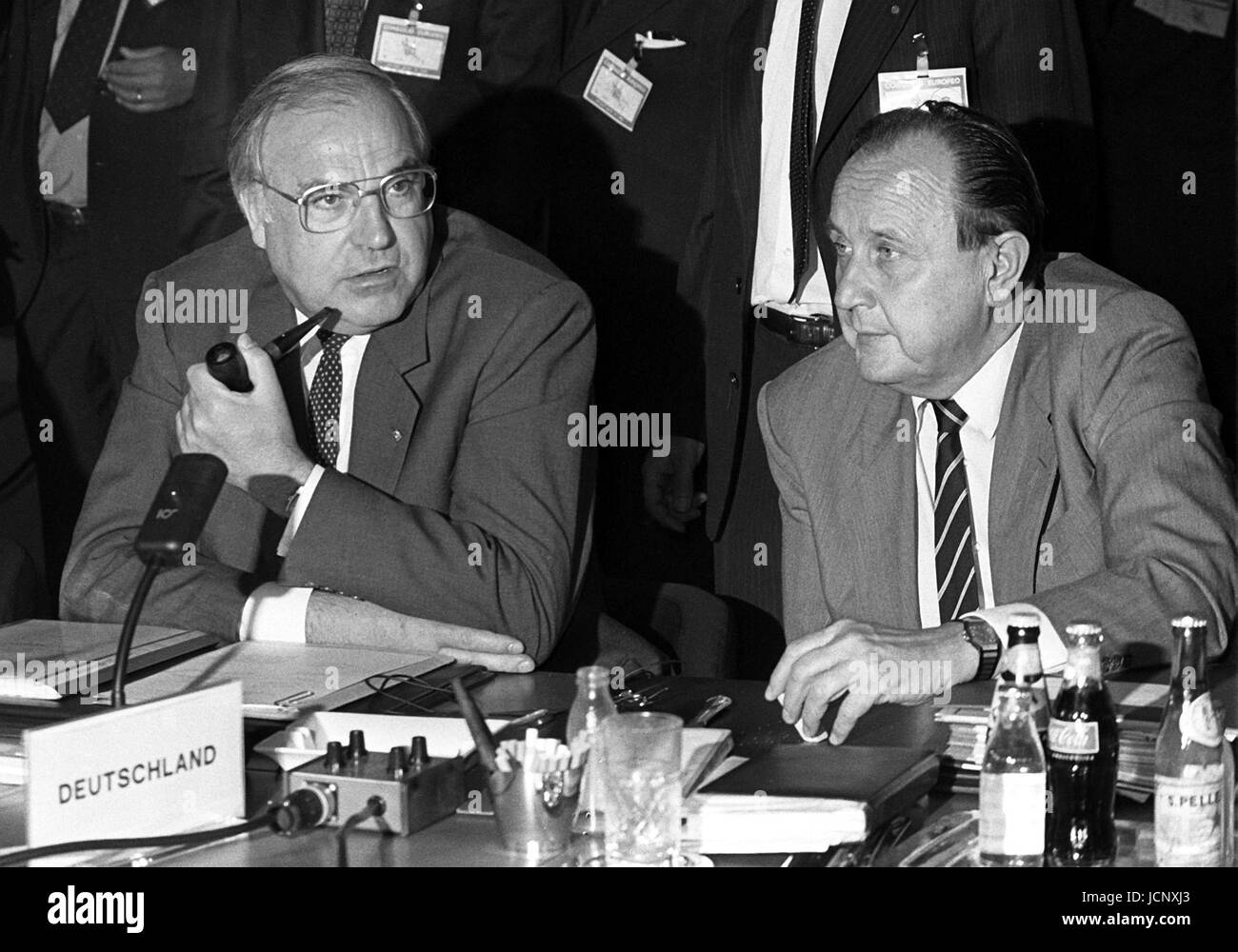Le chancelier allemand Helmut Kohl (l) et le ministre des affaires étrangères, Hans-Dietrich Genscher (r) à la 32e ce sommet de Villa Sports & Flavors le 28 juin 1985. Banque D'Images