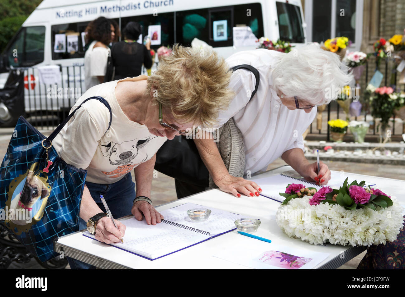 Londres, Royaume-Uni. 16 juin 2017. La catastrophe de la Grenfell Tower, à l'ouest de Londres. Un immeuble résidentiel de 24 étages détruit par un incendie. Les résidents locaux signent un livre de souvenirs. Livre de condoléances. Banque D'Images