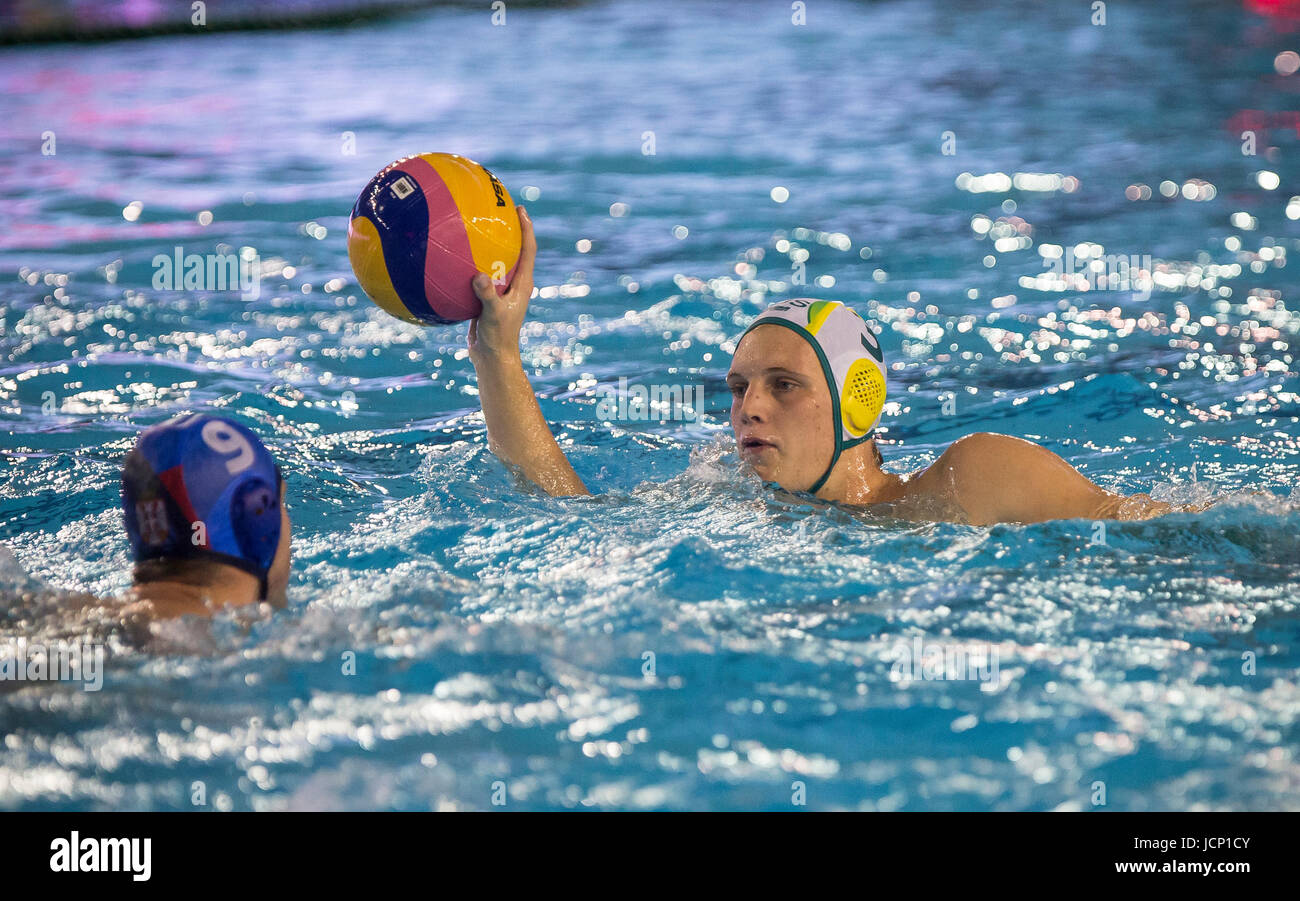 KRAGUJEVAC (Serbie) - 16 juin 2017 : Timothy Putt de l'Australie en action au cours de la Men's Water-polo match amical entre la Serbie et l'Australie au centre aquatique du parc SC le 16 juin 2017 à Kragujevac, en Serbie. (Photo de Nikola Krstic / Alamy Live News) Banque D'Images