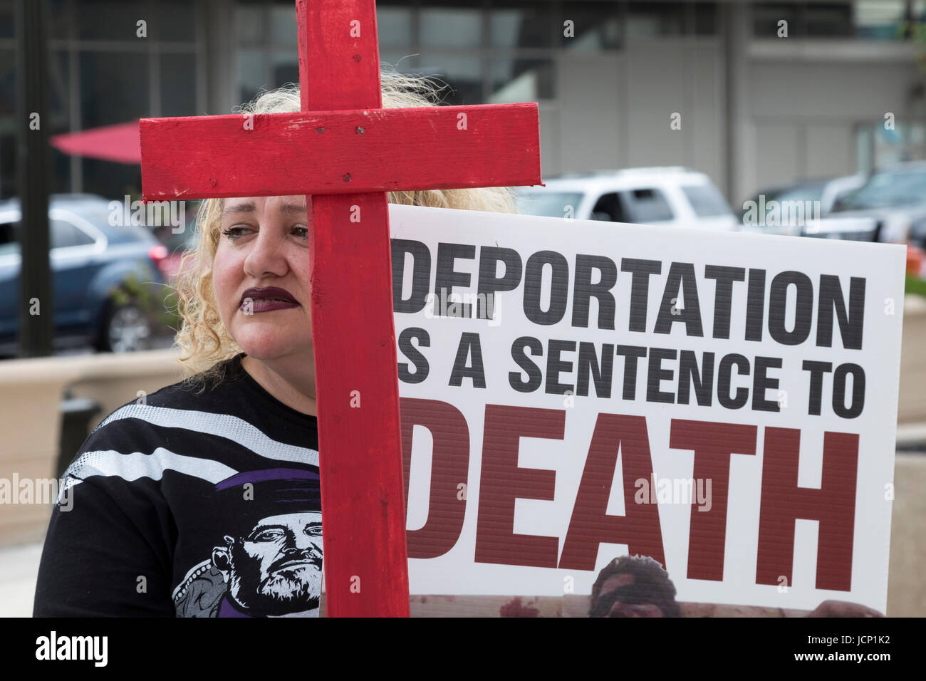 Detroit, Michigan, USA. 16 Juin, 2017. Les membres de la communauté chaldéenne de Detroit de chrétiens irakiens protester contre l'arrestation du gouvernement de dizaines d'irakiens qui ils ont l'intention d'expulser. Les membres de la famille disent que les chrétiens irakiens font face à un génocide s'ils sont retournés à l'Iraq. Crédit : Jim West/Alamy Live News Banque D'Images