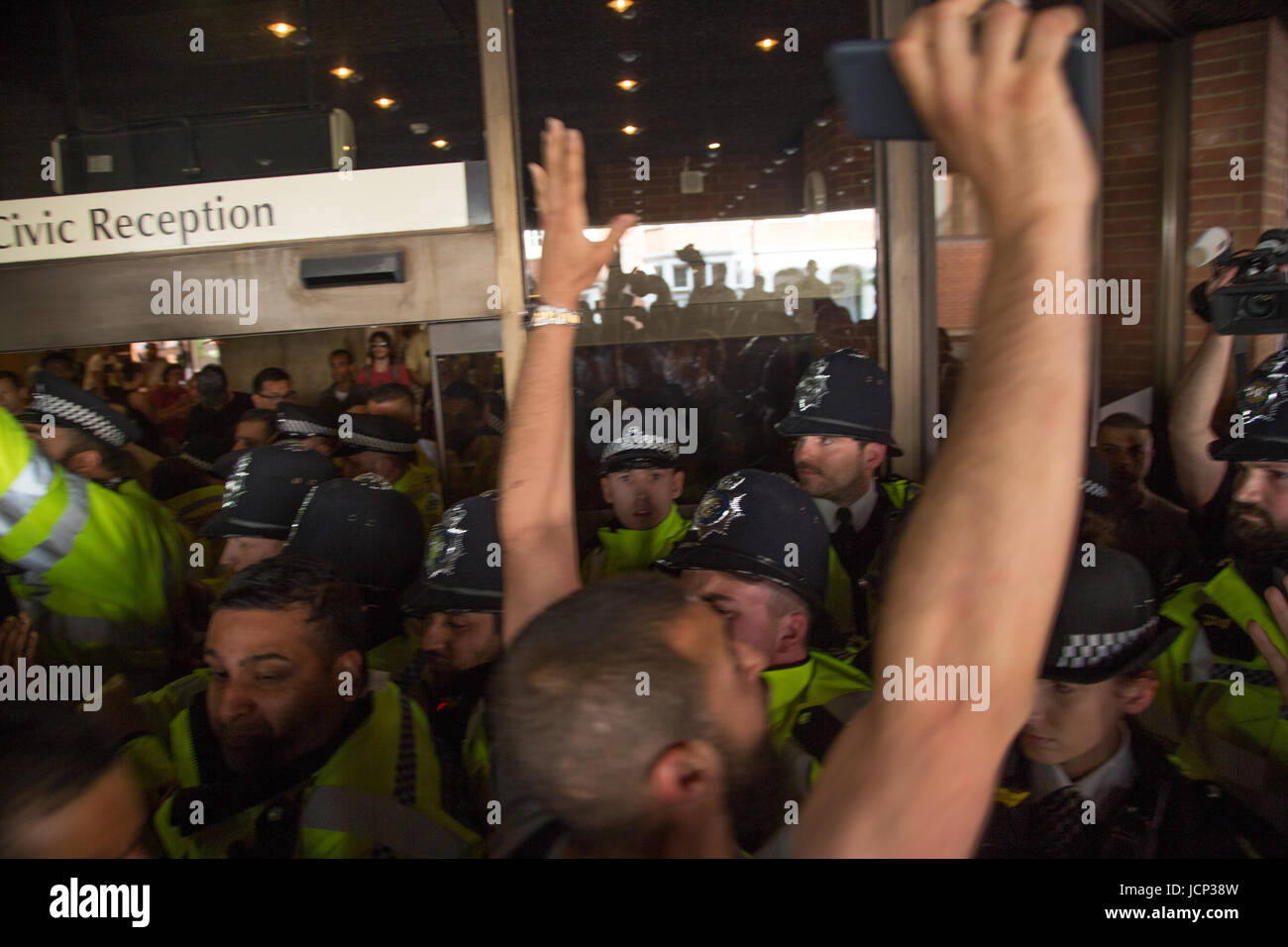 Londres, Royaume-Uni. 16 Juin, 2017. Les manifestants protestent à côté de Kensington Town Hall de Londres, 30 personnes ont été confirmées décédées et des dizaines de disparus après le 24 résidentiel histoire Tour Grenfell à Latimer Road a été la proie des flammes. Credit : Thabo Jaiyesimi/Alamy Live News Banque D'Images