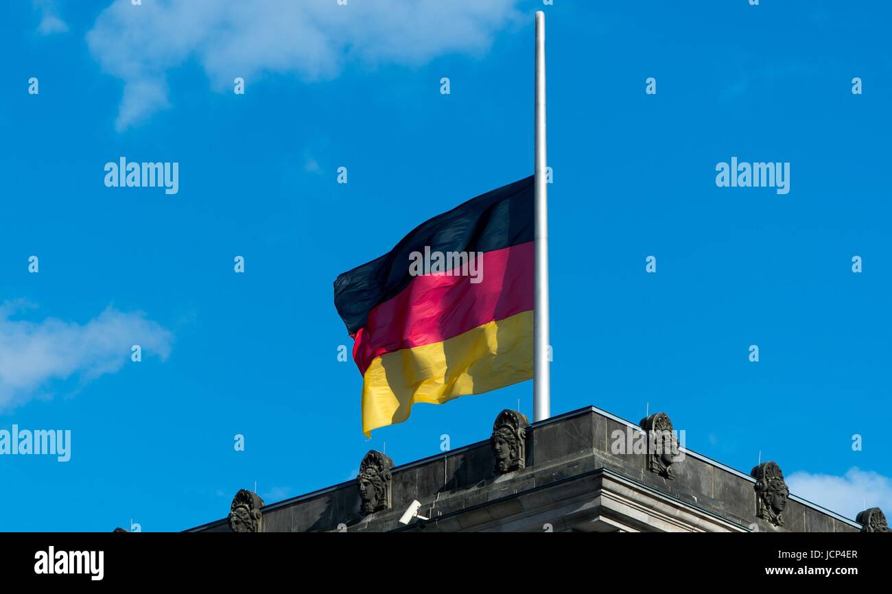 Berlin, Allemagne. 16 Juin, 2017. Le drapeau national allemand sur le toit du Reichstag bâtiment parlementaire vole en berne après la mort de l'ancien chancelier allemand Helmut Kohl et politicien de la CDU est devenue publique, à Berlin, Allemagne, 16 juin 2017. Helmut Kohl est décédé à l'âge de 87 ans le 16 juin 2017. Photo : Monika Skolimowska/dpa/Alamy Live News Banque D'Images