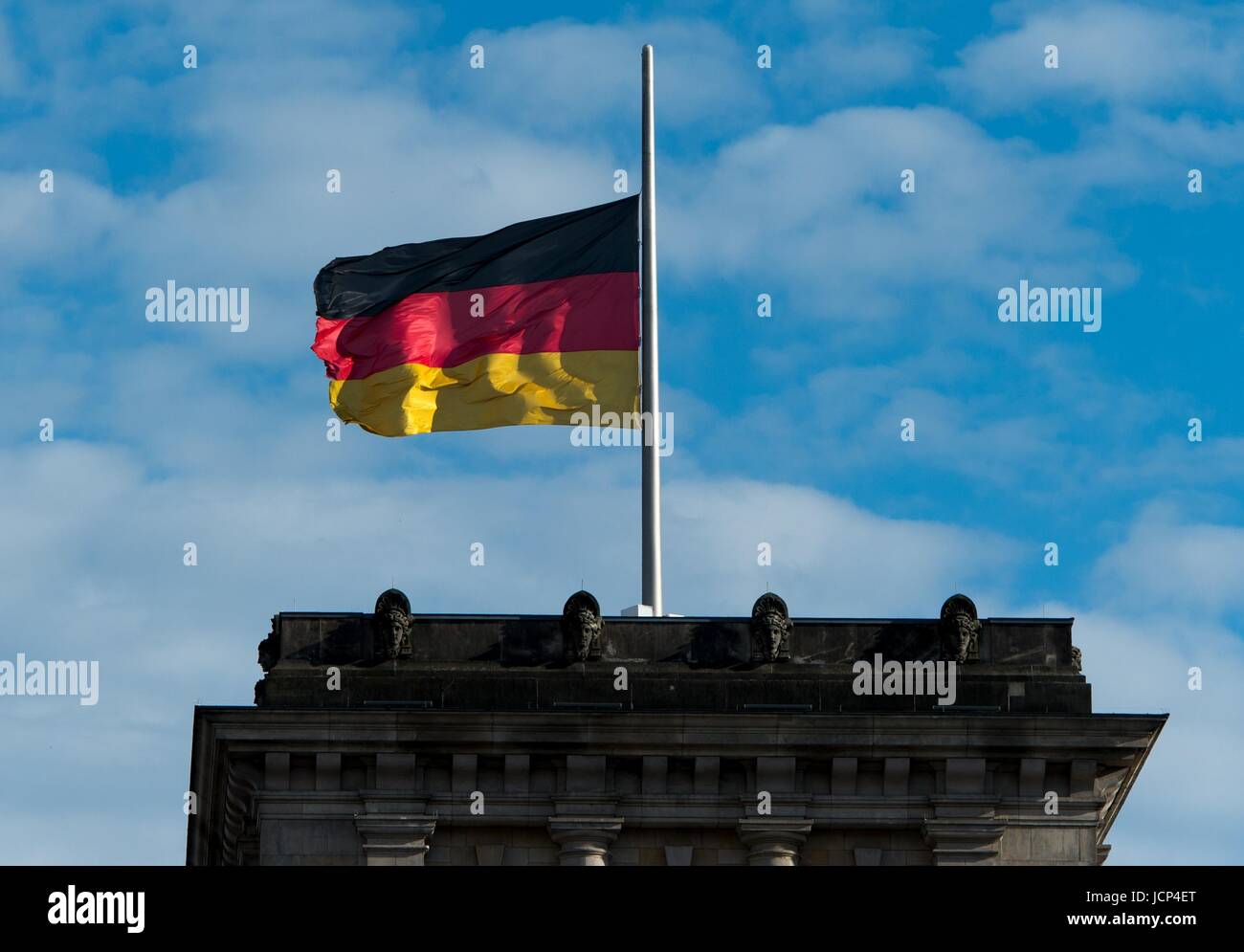 Berlin, Allemagne. 16 Juin, 2017. Le drapeau national allemand sur le toit du Reichstag bâtiment parlementaire vole en berne après la mort de l'ancien chancelier allemand Helmut Kohl et politicien de la CDU est devenue publique, à Berlin, Allemagne, 16 juin 2017. Helmut Kohl est décédé à l'âge de 87 ans le 16 juin 2017. Photo : Monika Skolimowska/dpa/Alamy Live News Banque D'Images