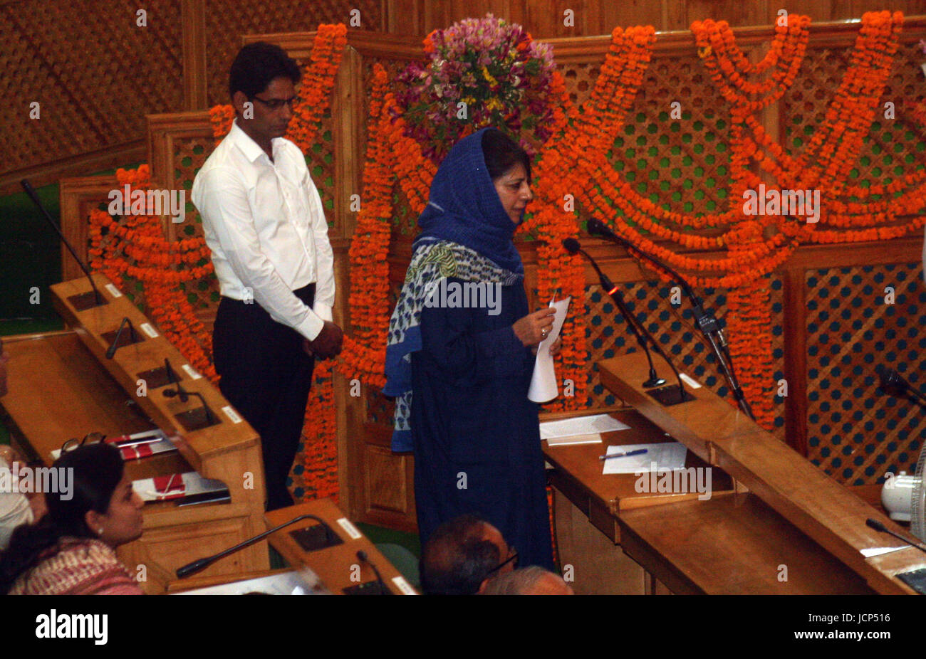 Srinagar, Cachemire indien:17 juin Ministre principal Mehbooba Mufti speakes dans les assemblées de la Chambre le jour de l'ouverture de session extraordinaire ouverte à débat sur les taxes sur les produits et services (TPS), les membres de l'opposition principale Conférence Nationale (NC) et le Congrès étaient sur leurs pieds pour soulever la question du décès de civils en vigueur du gouvernement tirant.criant des slogans contre le gouvernement de coalition BJP-PDP, les députés de l'opposition a refusé de reprendre leur place en dépit des directives de l'Orateur Jammu-et-Cachemire a convoqué une session extraordinaire de l'Assemblée aujourd'hui pour débattre de la Goo Banque D'Images