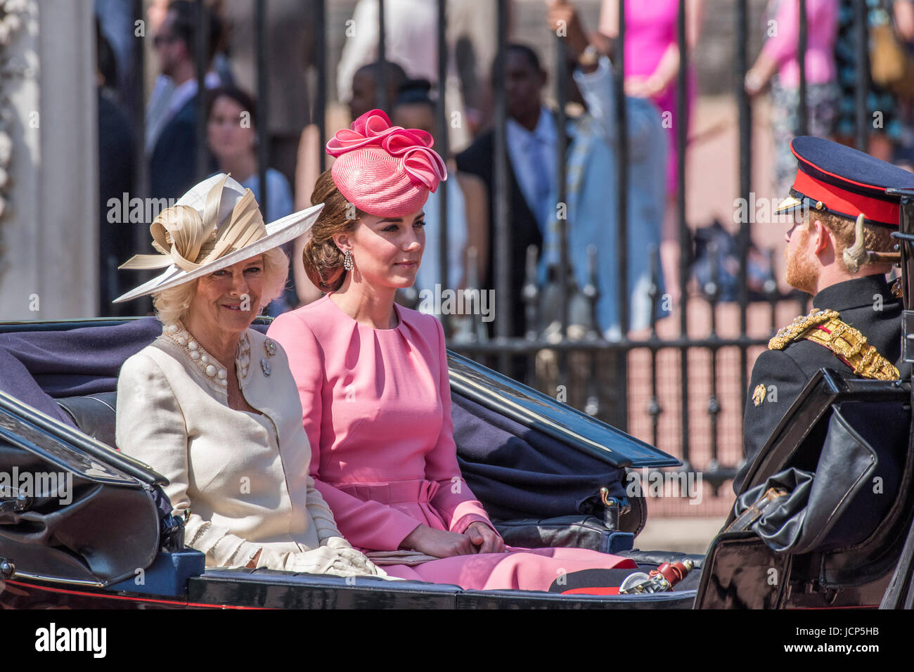 Londres, Royaume-Uni. 17 Juin, 2017. La duchesse de Cornouailles et la duchesse de Cambridge - Parade la couleur par les Gardes irlandais sur l'anniversaire de la Reine Parade. L'imprimeur de la couleur est "Dépêche" en face de Sa Majesté la Reine et tous les colonels Royal. Son Altesse Royale le duc de Cambridge prend l'examen du Colonel pour la première fois sur Horse Guards Parade équestre cheval Wellesley. Les Gardes irlandais sont dirigées par leur célèbre mascotte wolfhound Donald Mormaer et plus d'un millier de soldats de la Division des ménages s'acquitter de leur devoir de cérémonie. Crédit : Guy Bell/Alamy Live News Banque D'Images