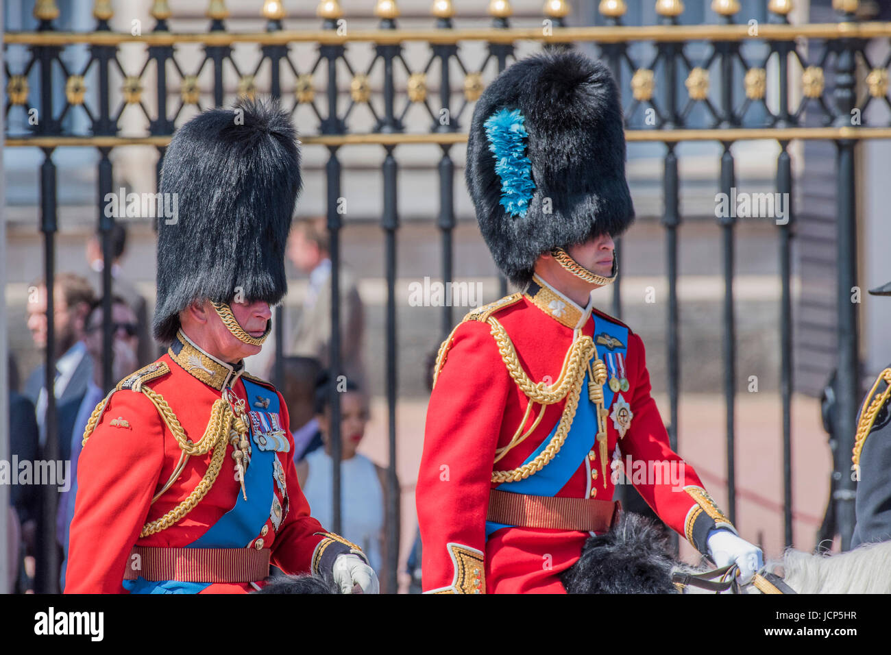 Londres, Royaume-Uni. 17 Juin, 2017. Le Prince Charles et le Prince William - Parade la couleur par les Gardes irlandais sur l'anniversaire de la Reine Parade. L'imprimeur de la couleur est "Dépêche" en face de Sa Majesté la Reine et tous les colonels Royal. Son Altesse Royale le duc de Cambridge prend l'examen du Colonel pour la première fois sur Horse Guards Parade équestre cheval Wellesley. Les Gardes irlandais sont dirigées par leur célèbre mascotte wolfhound Donald Mormaer et plus d'un millier de soldats de la Division des ménages s'acquitter de leur devoir de cérémonie. Crédit : Guy Bell/Alamy Live News Banque D'Images