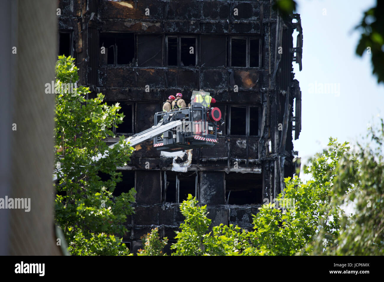 Londres, Royaume-Uni. 16 Juin, 2017. Des bénévoles et de la police à Grenfell Tower dans l'ouest de Londres après un grand incendie. Crédit : Sébastien Remme/Alamy Live News Banque D'Images