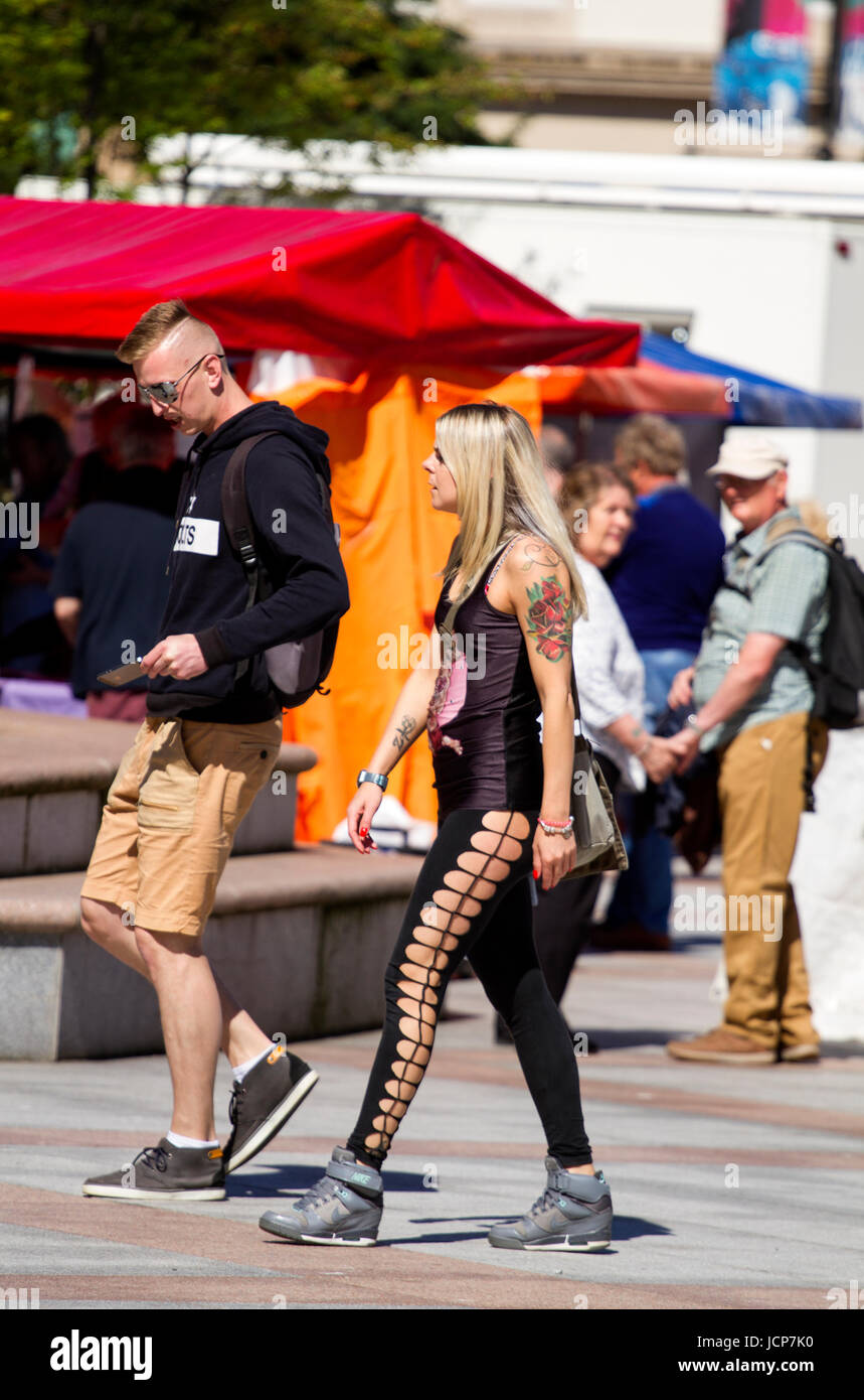 Tayside, Dundee, Ecosse, Royaume-Uni. 17 Juin, 2017. Météo France : Une autre journée très chaude avec le meilleur de l'ensemble du soleil avec des températures maximales de Tayside de 24 °C. Un jeune couple polonais profiter de la chaleur des temps glorieux de marcher autour du centre-ville de Dundee, Royaume-Uni. Crédits : Dundee Photographics / Alamy Live News Banque D'Images