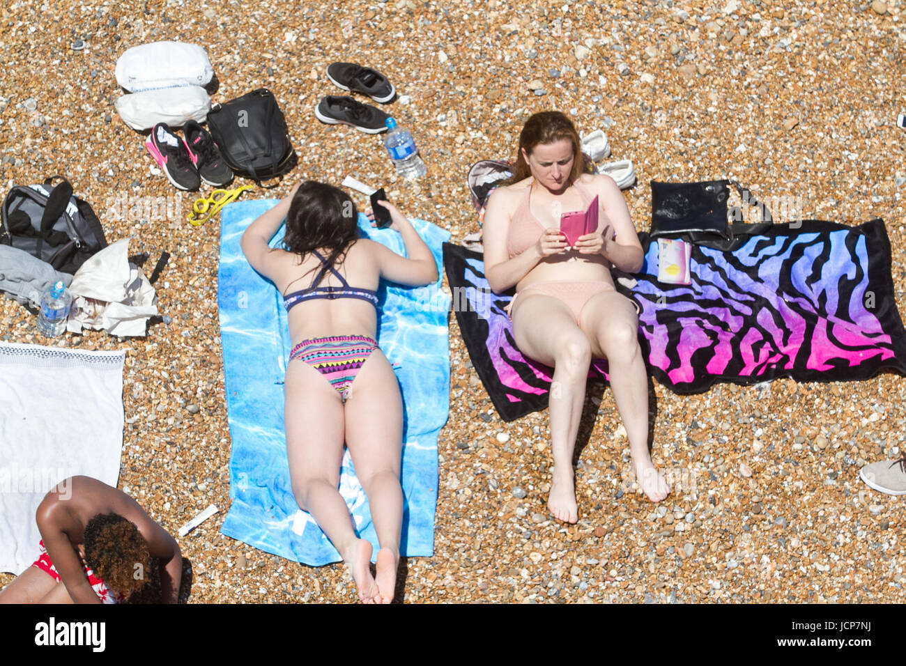 Brighton, Sussex, UK. 17 Juin, 2017. Les personnes bénéficiant de la lumière du soleil et de la chaleur à Brighton Crédit : amer ghazzal/Alamy Live News Banque D'Images