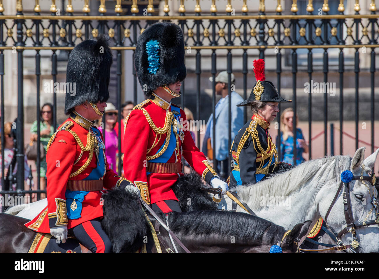 Londres, Royaume-Uni. 17 Juin, 2017. Parade la couleur par les Gardes irlandais sur l'anniversaire de la Reine Parade. L'imprimeur de la couleur est "Dépêche" en face de Sa Majesté la Reine et tous les colonels Royal. Son Altesse Royale le duc de Cambridge prend l'examen du Colonel pour la première fois sur Horse Guards Parade équestre cheval Wellesley. Les Gardes irlandais sont dirigées par leur célèbre mascotte wolfhound Donald Mormaer. Crédit : Guy Bell/Alamy Live News Banque D'Images