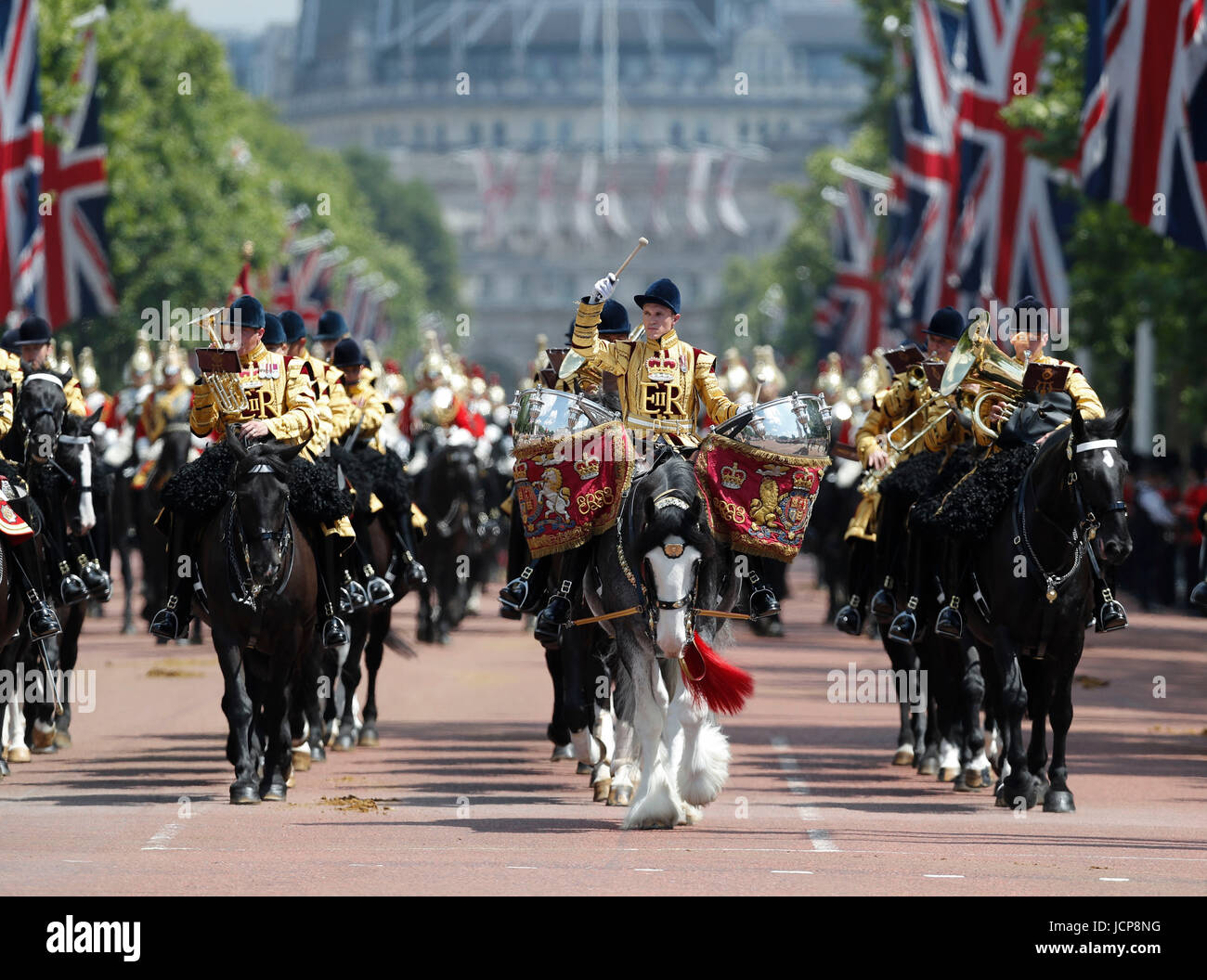 Londres, Royaume-Uni. 17 Juin, 2017. Les membres de la Chambre la tenue d'cavalry mars sur le Mall après la parade la couleur 2017 à Londres, Angleterre le 17 juin 2017. Credit : Han Yan/Xinhua/Alamy Live News Banque D'Images