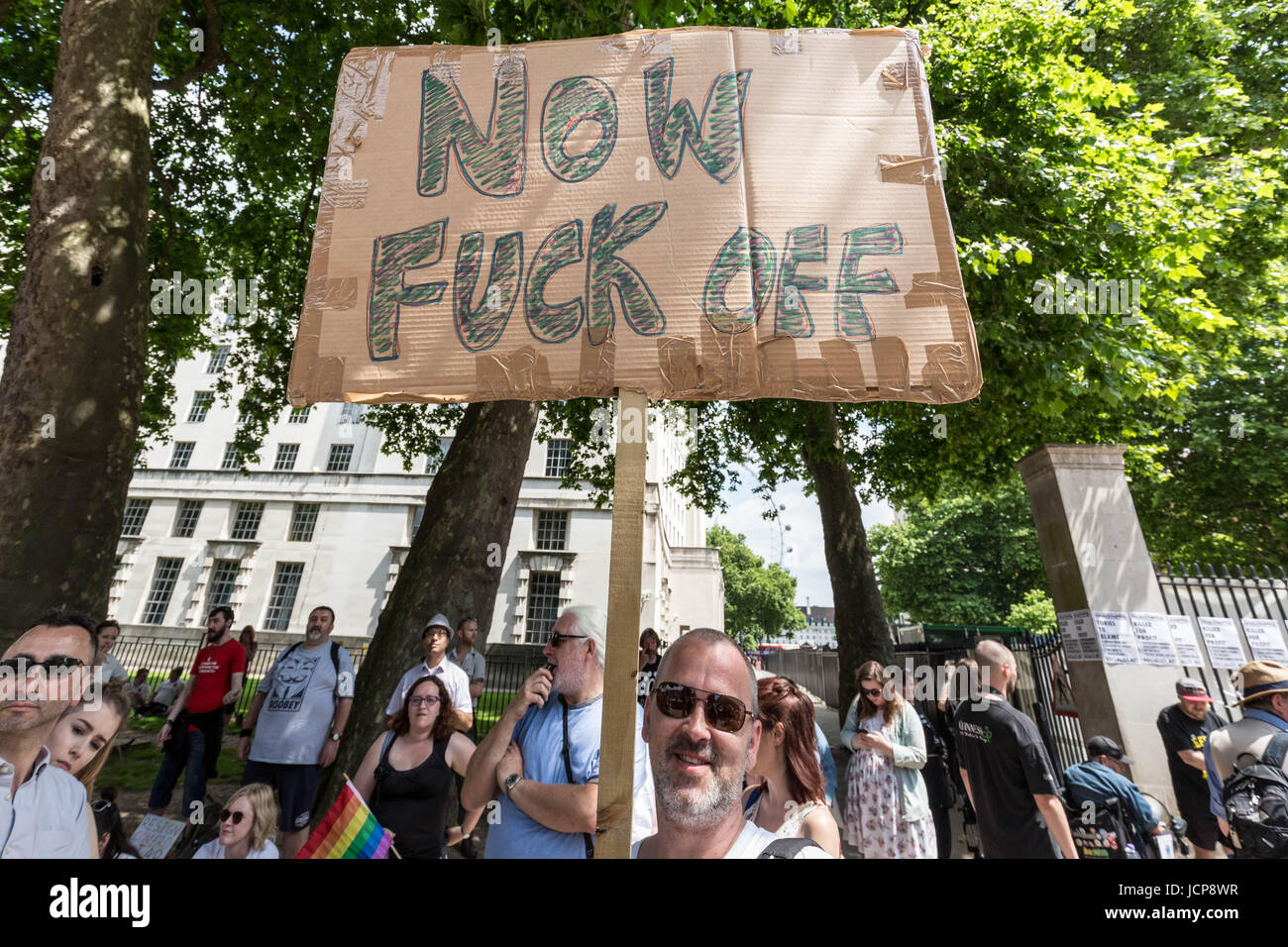 Londres, Royaume-Uni. 17 Juin, 2017. En face de protestation contre de Downing Street PM Theresa mai et le parti conservateur DUP gouvernement de coalition. © Guy Josse/Alamy Live News Banque D'Images