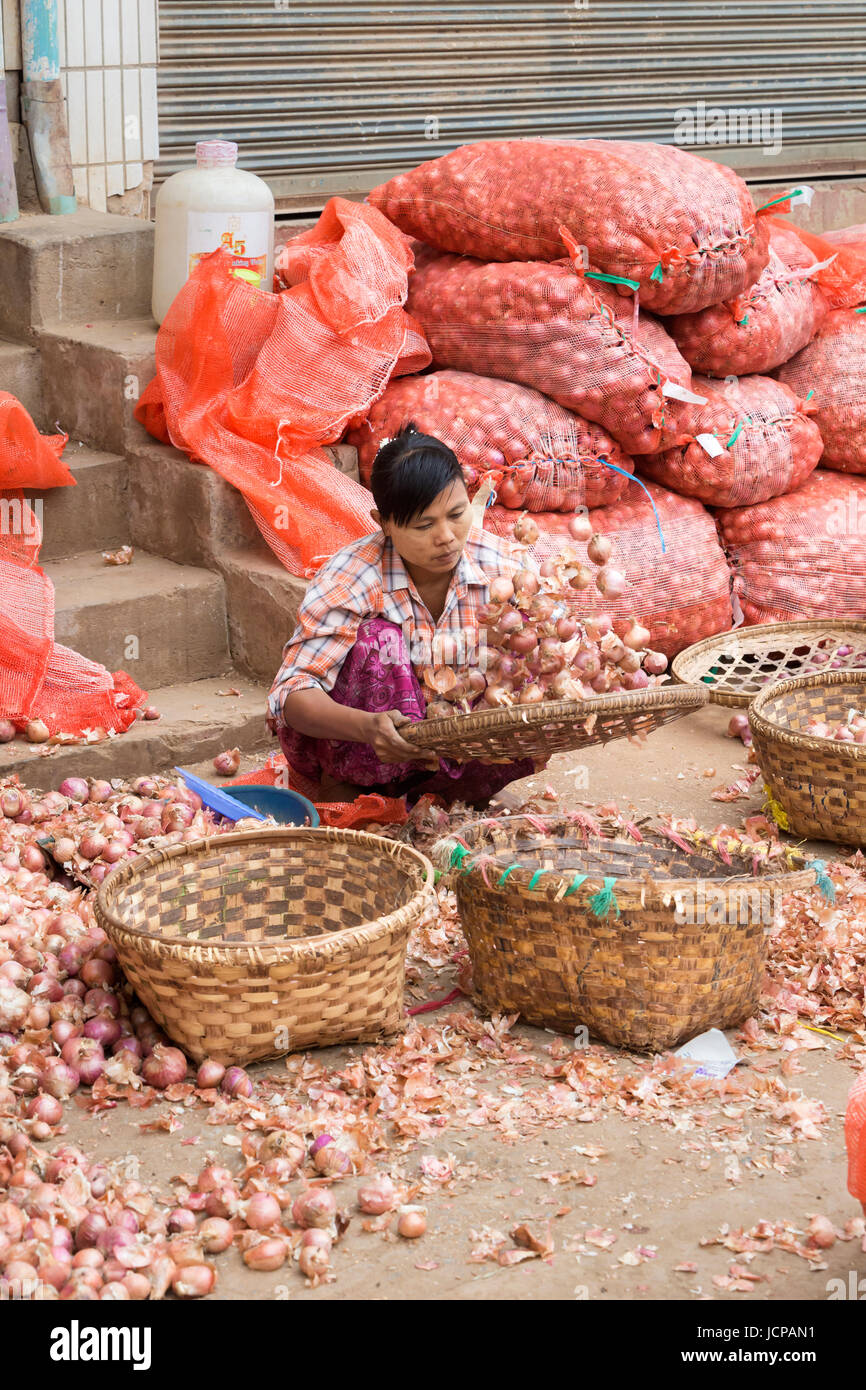 Les oignons se prête pour le marché du frais matin dans le centre de Mandalay, Myanmar Banque D'Images