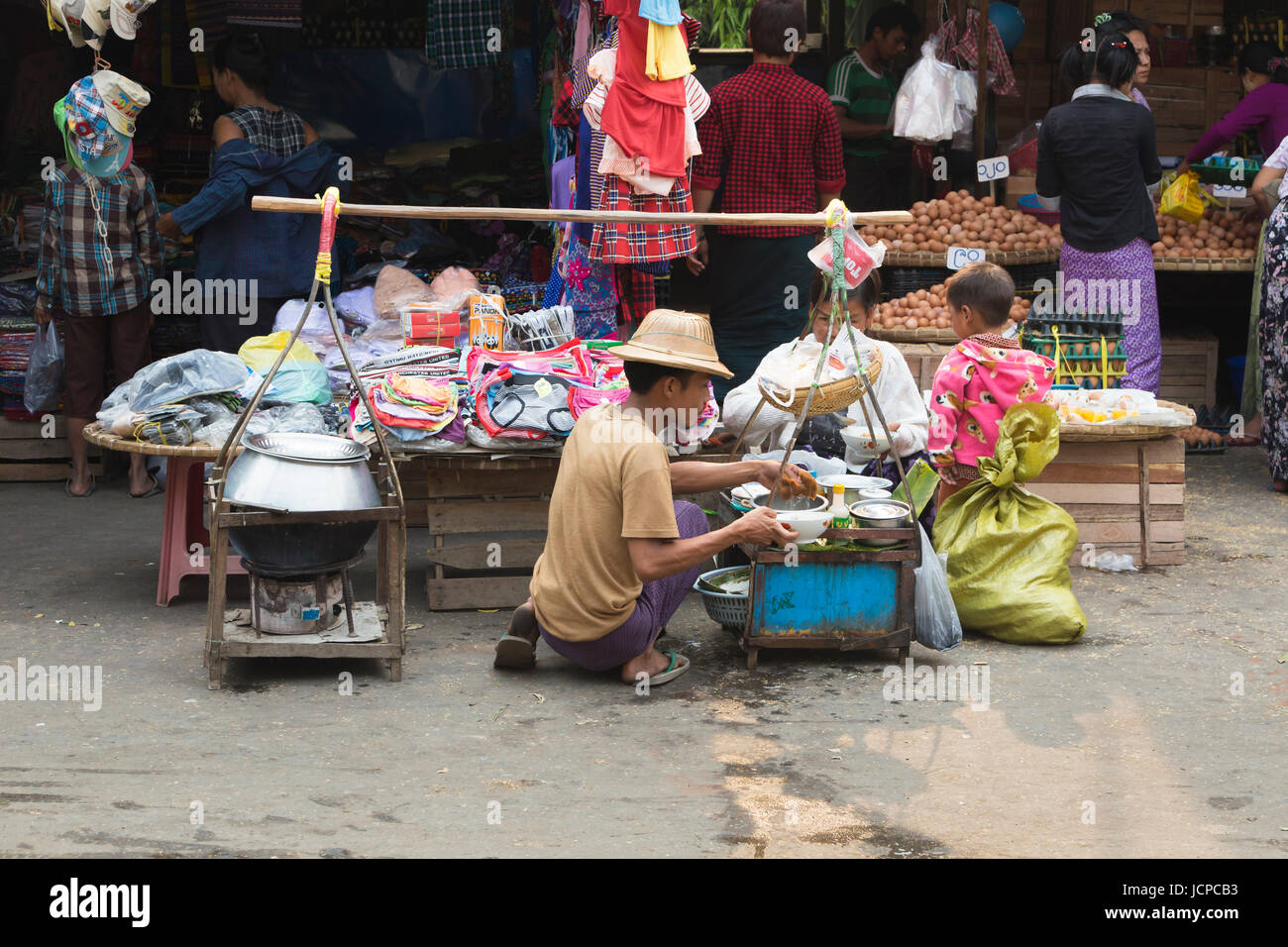 L'alimentation mobile vendeur au marché du frais matin dans le centre de Mandalay, Myanmar Banque D'Images