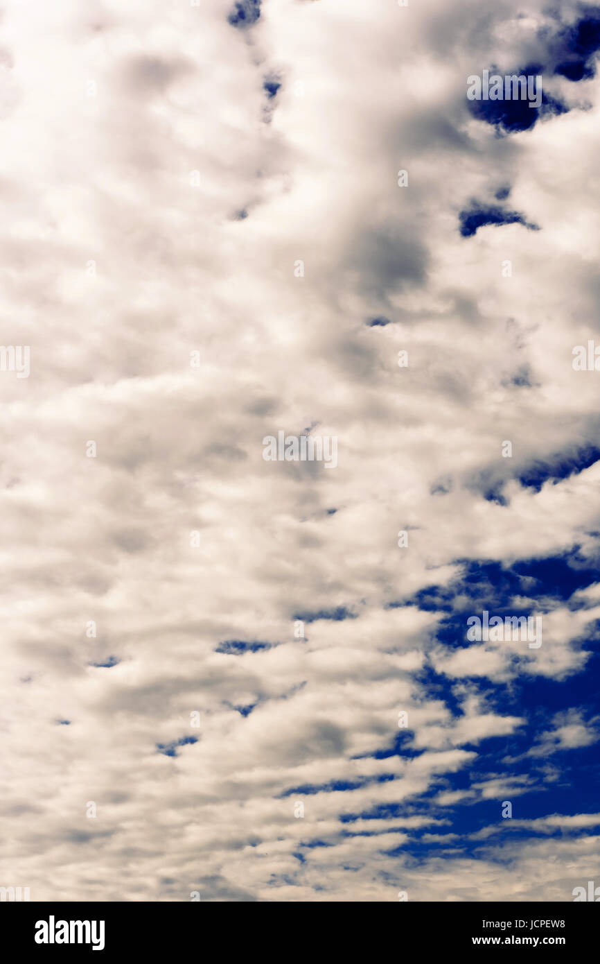 Ciel nuageux gris bleu ciel du printemps natural background Banque D'Images