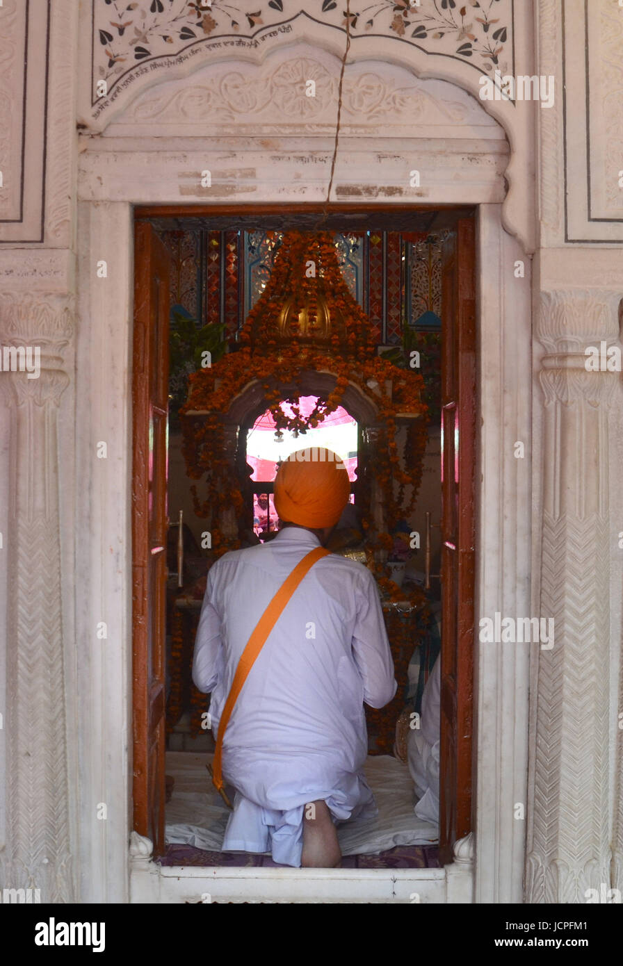 Lahore, Pakistan. 17 Juin, 2017. Pèlerins Sikhs indiens et pakistanais effectuer les rituels dans le cadre de la 411e anniversaire de la mort de Guru Arjan Dev Ji, le cinquième des 11 gourous sikhs au Gurdwara Dera Sahib à Lahore. Selon le sikhisme, l'événement est également appelé Shaheedi Jor Mela ou Shaheedi Purab de Guru Arjan Dev Ji. Credit : Rana Sajid Hussain/Pacific Press/Alamy Live News Banque D'Images