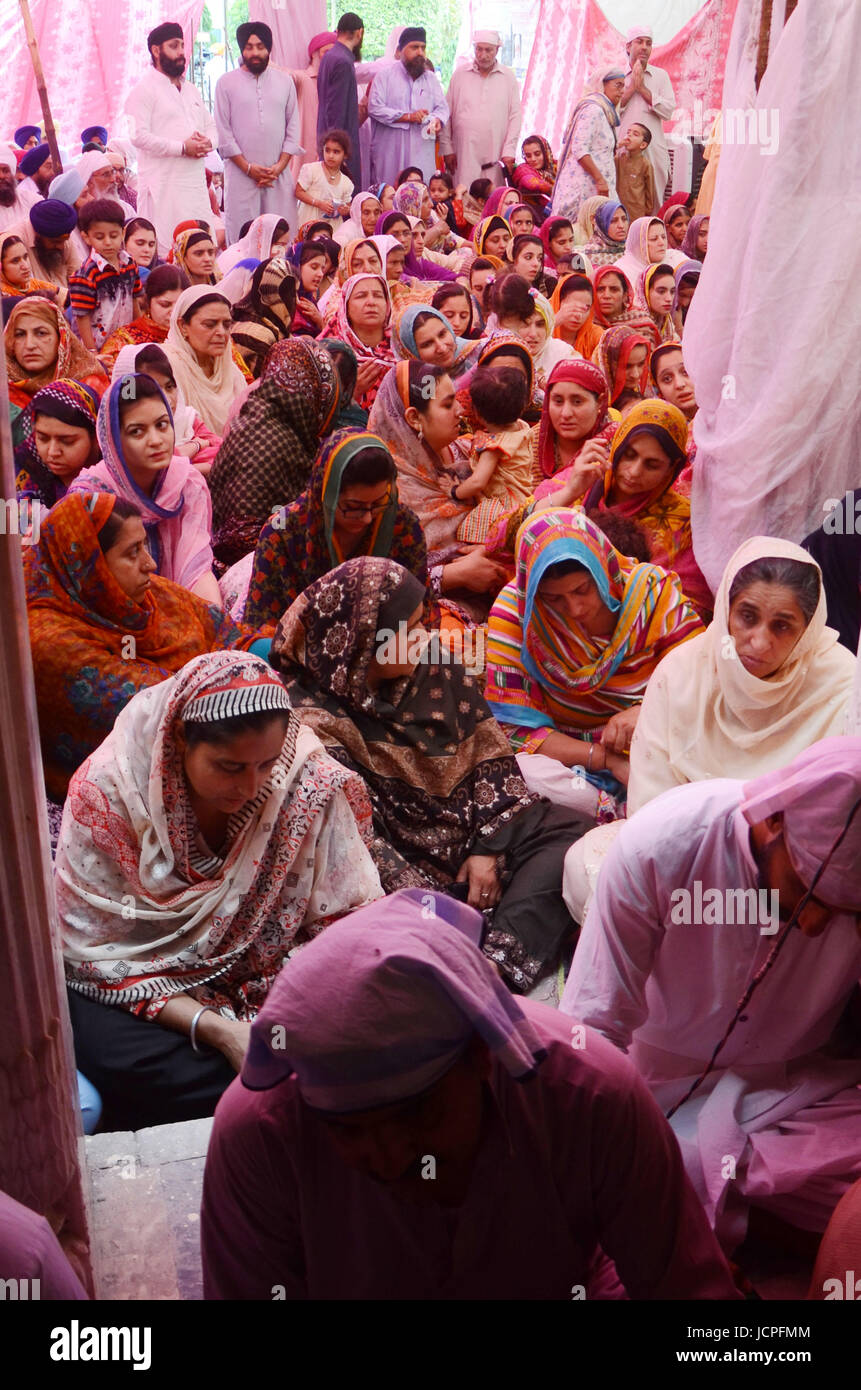 Lahore, Pakistan. 17 Juin, 2017. Pèlerins Sikhs indiens et pakistanais effectuer les rituels dans le cadre de la 411e anniversaire de la mort de Guru Arjan Dev Ji, le cinquième des 11 gourous sikhs au Gurdwara Dera Sahib à Lahore. Selon le sikhisme, l'événement est également appelé Shaheedi Jor Mela ou Shaheedi Purab de Guru Arjan Dev Ji. Credit : Rana Sajid Hussain/Pacific Press/Alamy Live News Banque D'Images