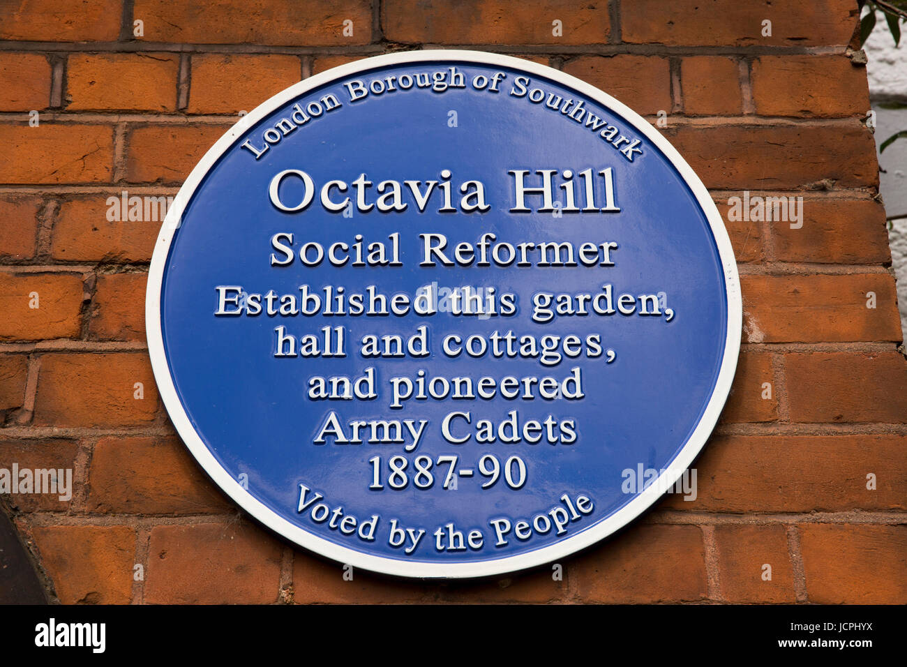 UK, Londres, quartier de Southwark, Redcross Way, Croix Rouge, Jardin, 1887-1890 Octavia Hill blue plaque Banque D'Images