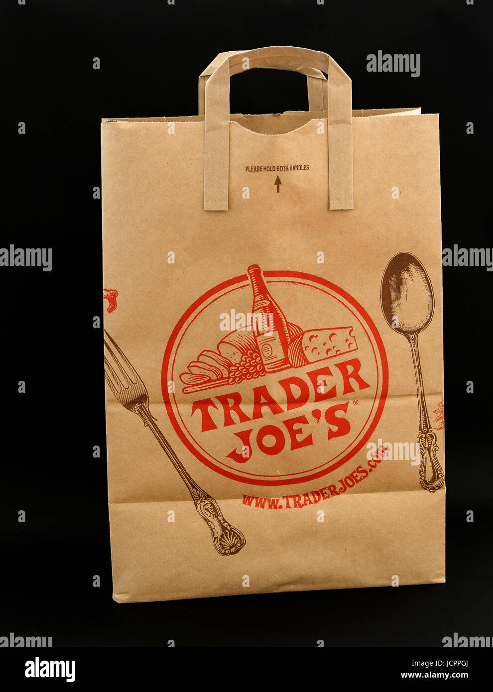 Sac en papier brun de Trader Joe's grocery store est sur fond noir. Banque D'Images