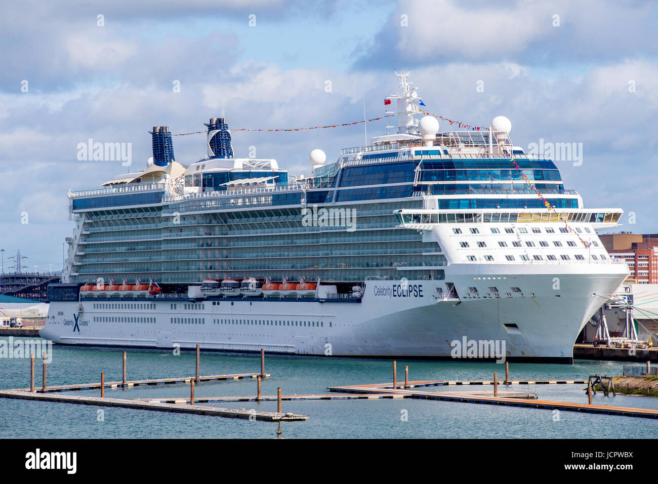 Eclipse Celebrity Cruise bateau amarré dans le port de Southampton, Angleterre Banque D'Images