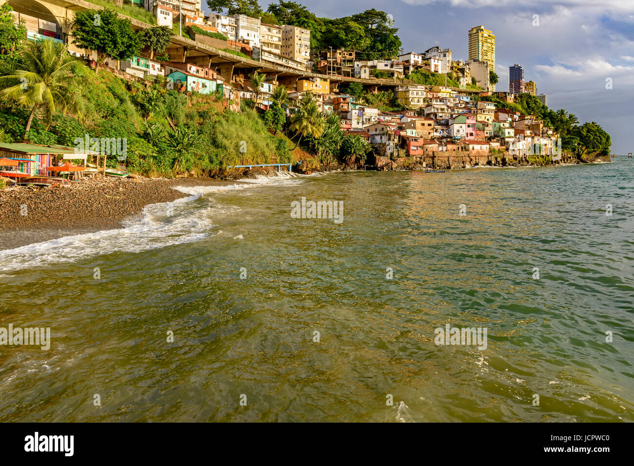 Bidonville de contour avec ses maisons colorées sur la colline par la mer dans la ville de Salvador de Bahia, Brésil Banque D'Images