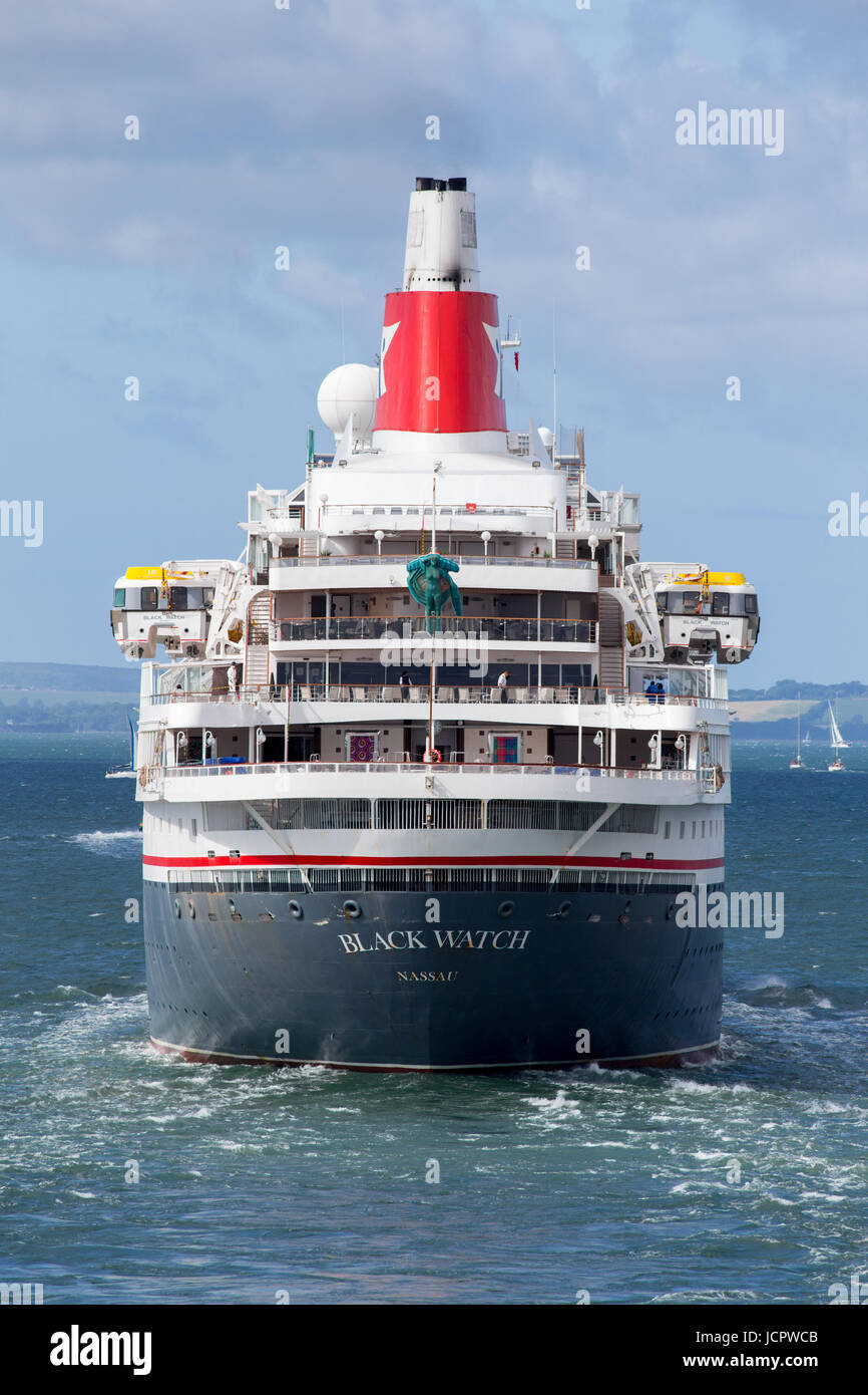 Mme Black Watch cruise ship quittant Southampton docks dans le Solent Banque D'Images