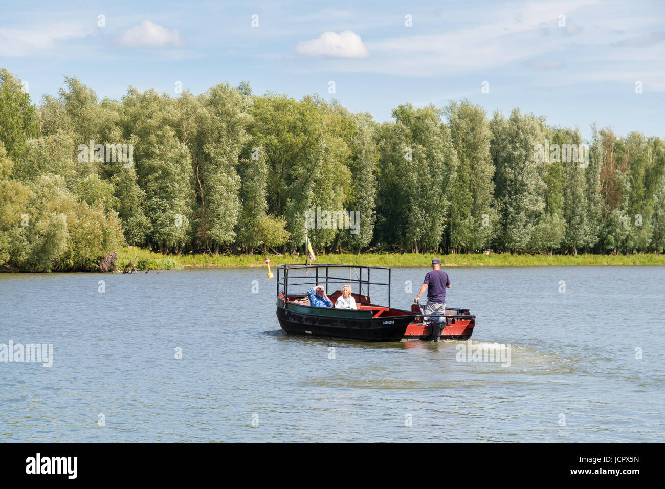 Les gens on ferry bateau naviguant sur la rivière Afgedamde Maas de Woudrichem à Loevestein, Pays-Bas Banque D'Images