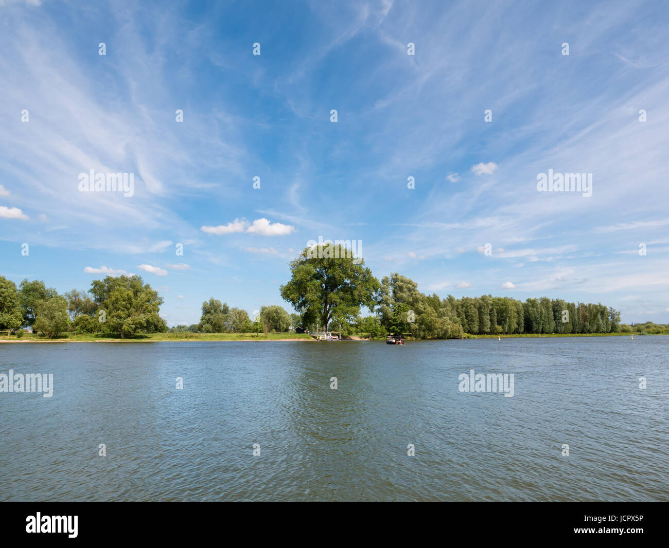 Panorama de l'Afgedamde Maas fleuve avec ferry bateau près de Woudrichem, Pays-Bas Banque D'Images