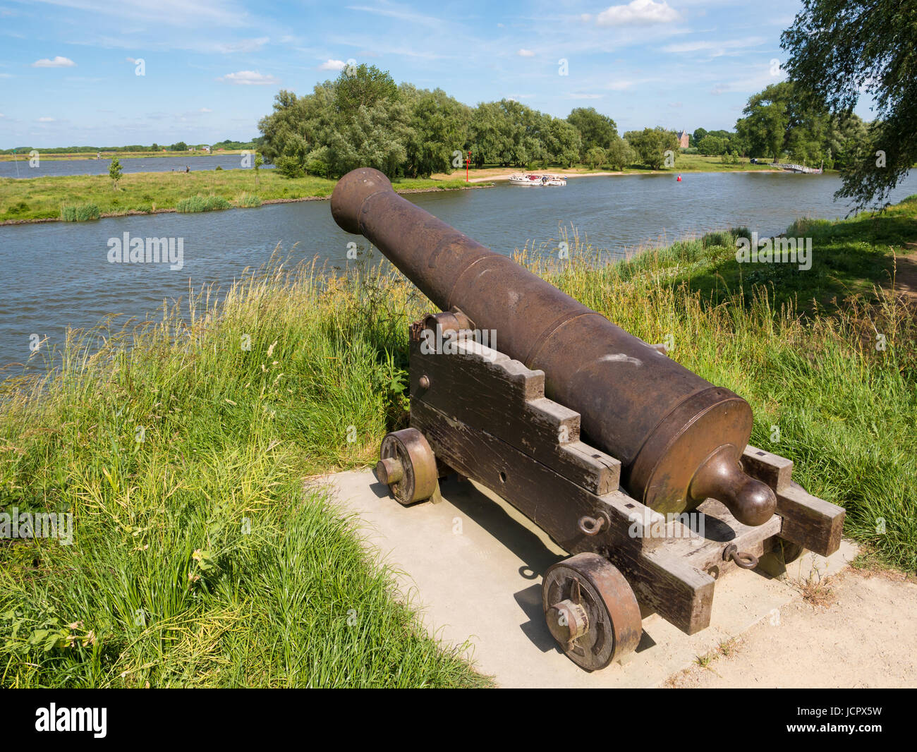 Le canon et la rivière rempart Afgedamde Maas avec château Loevestein sur mesure banque, ville fortifiée de Woudrichem, Brabant, Pays-Bas Banque D'Images