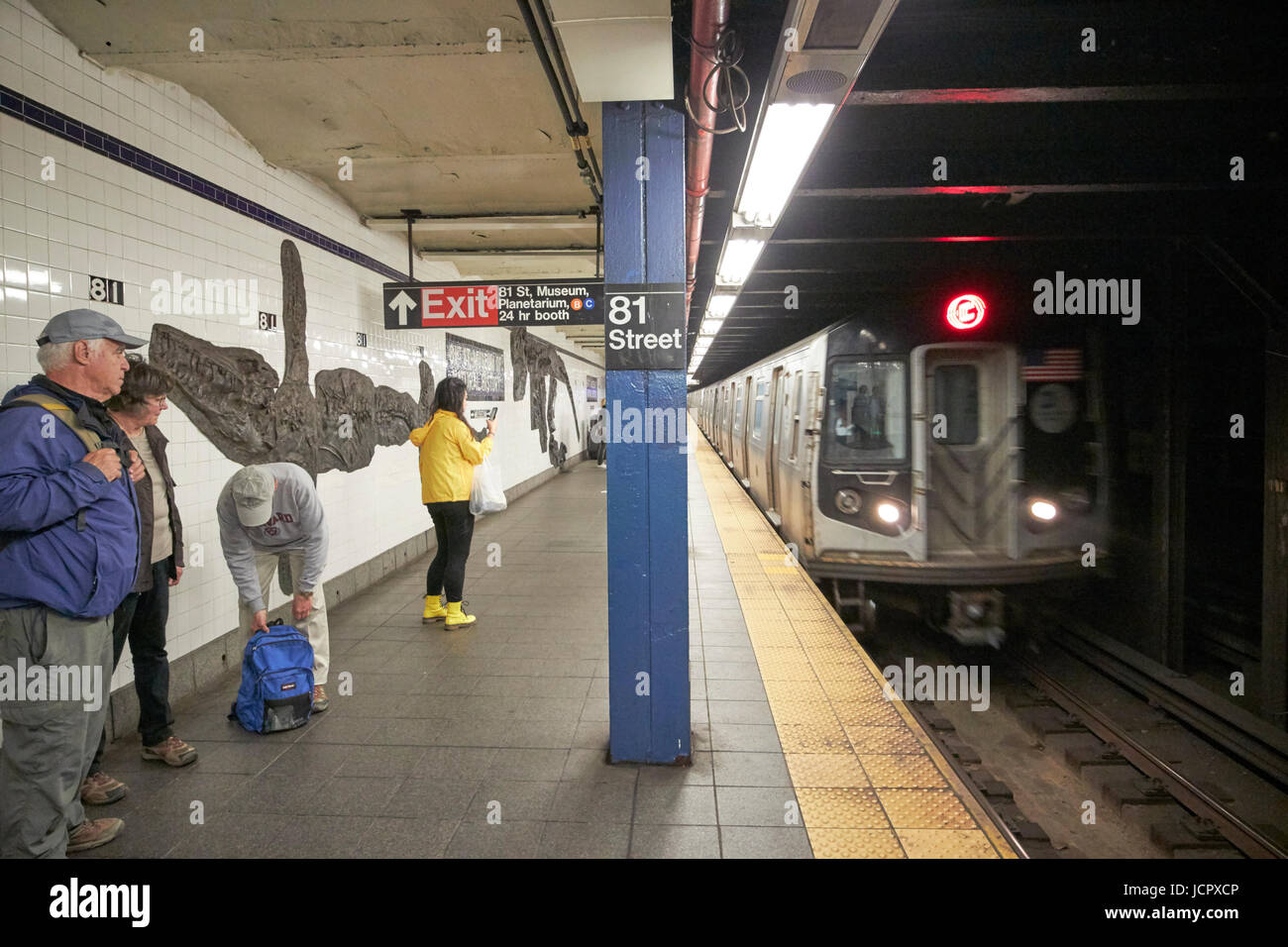 C ligne train approchant 81 plate-forme de la station de métro de la rue New York USA Banque D'Images