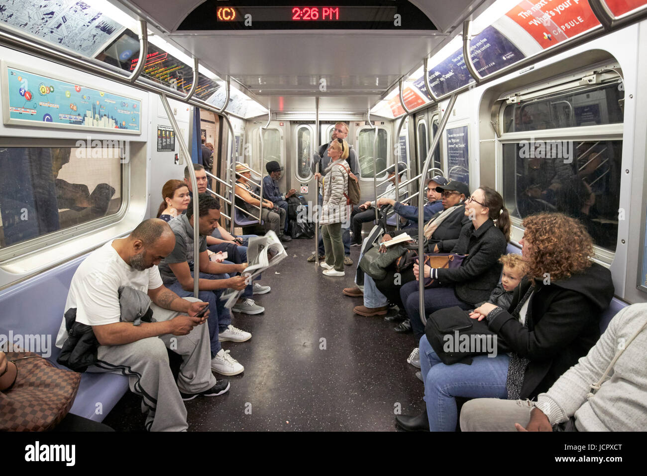 Transport de passagers à bord du métro de New York la ligne c New York City USA Banque D'Images